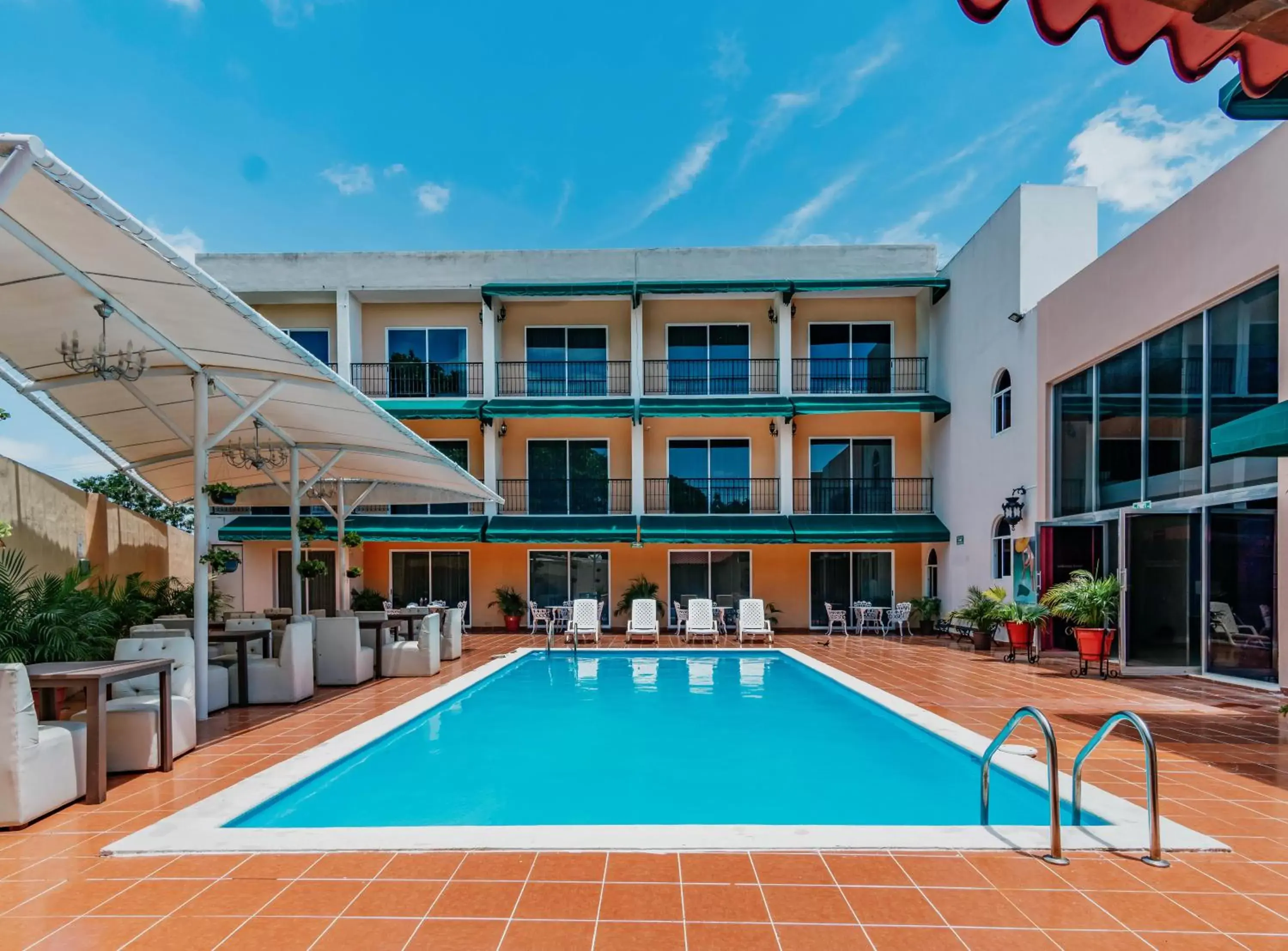 Swimming Pool in Hotel Siglo 21