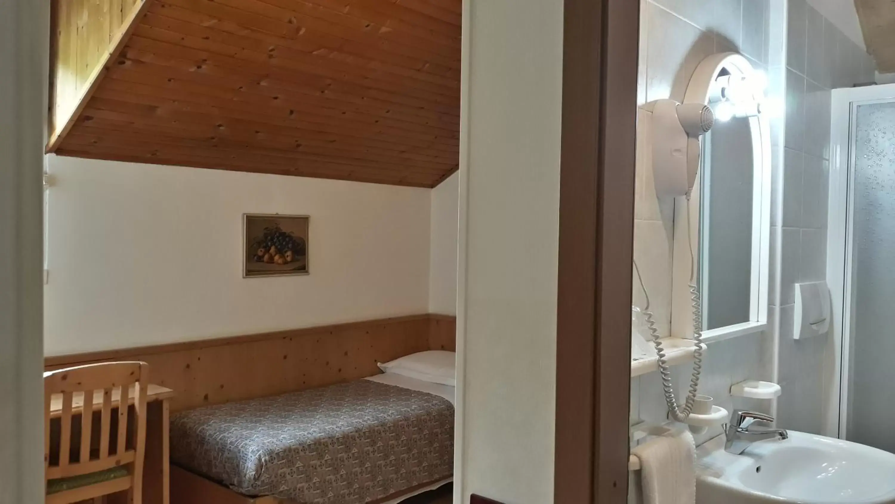Bed, Bathroom in Hotel Karinhall