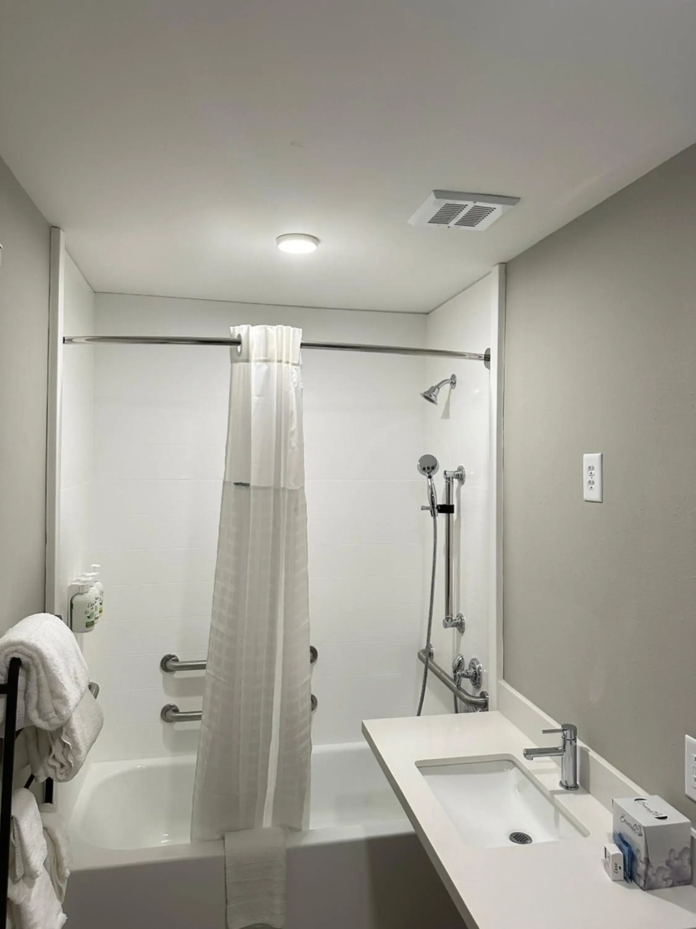 Bathroom in La Quinta Inn By Wyndham Columbia NE / Fort Jackson