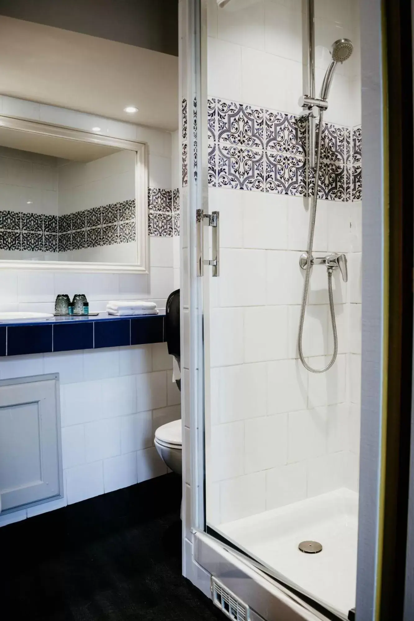Shower, Bathroom in La villa 10 HÔTEL SPA