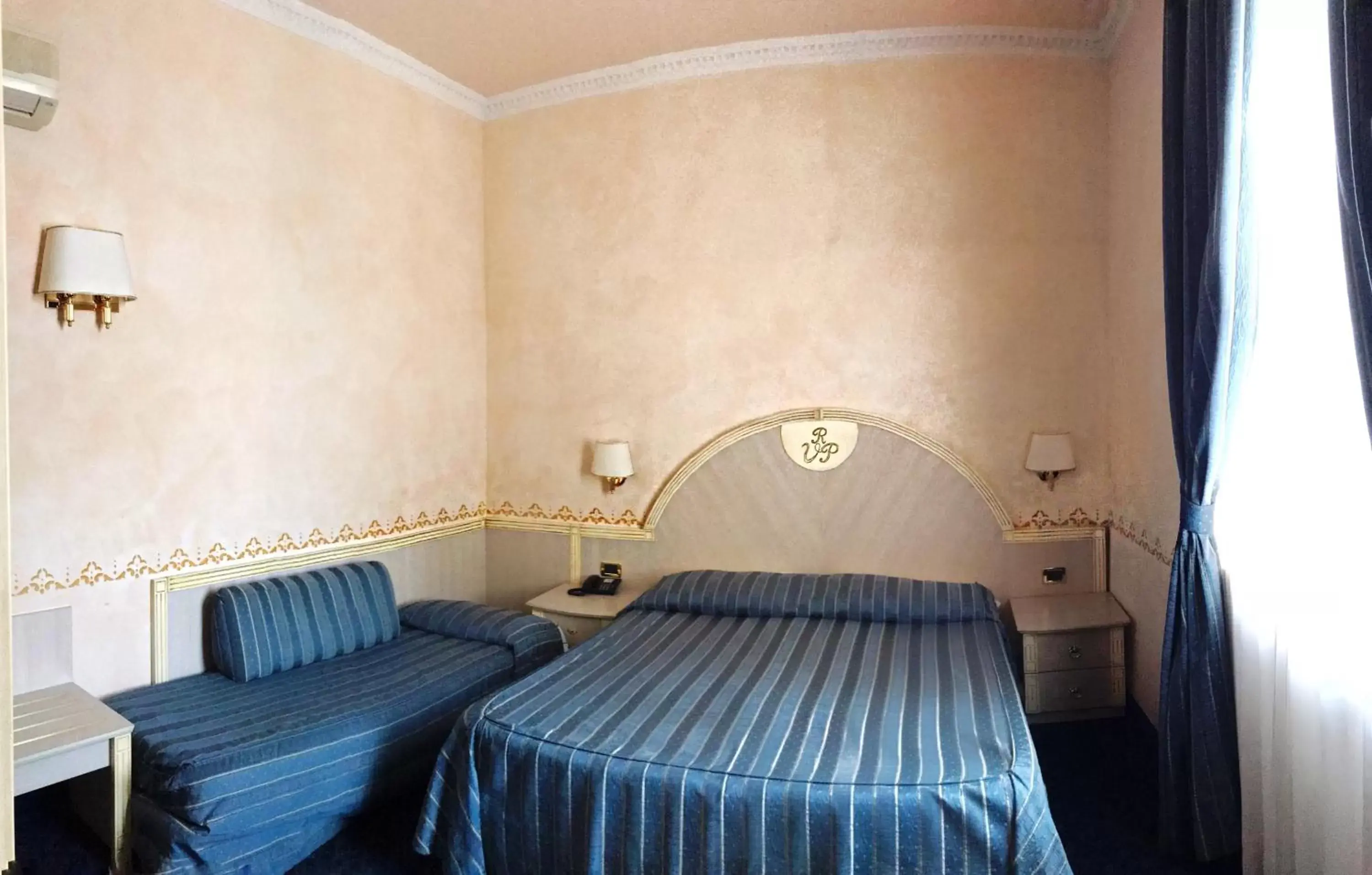 Shower, Bed in B&B Villa Primavera