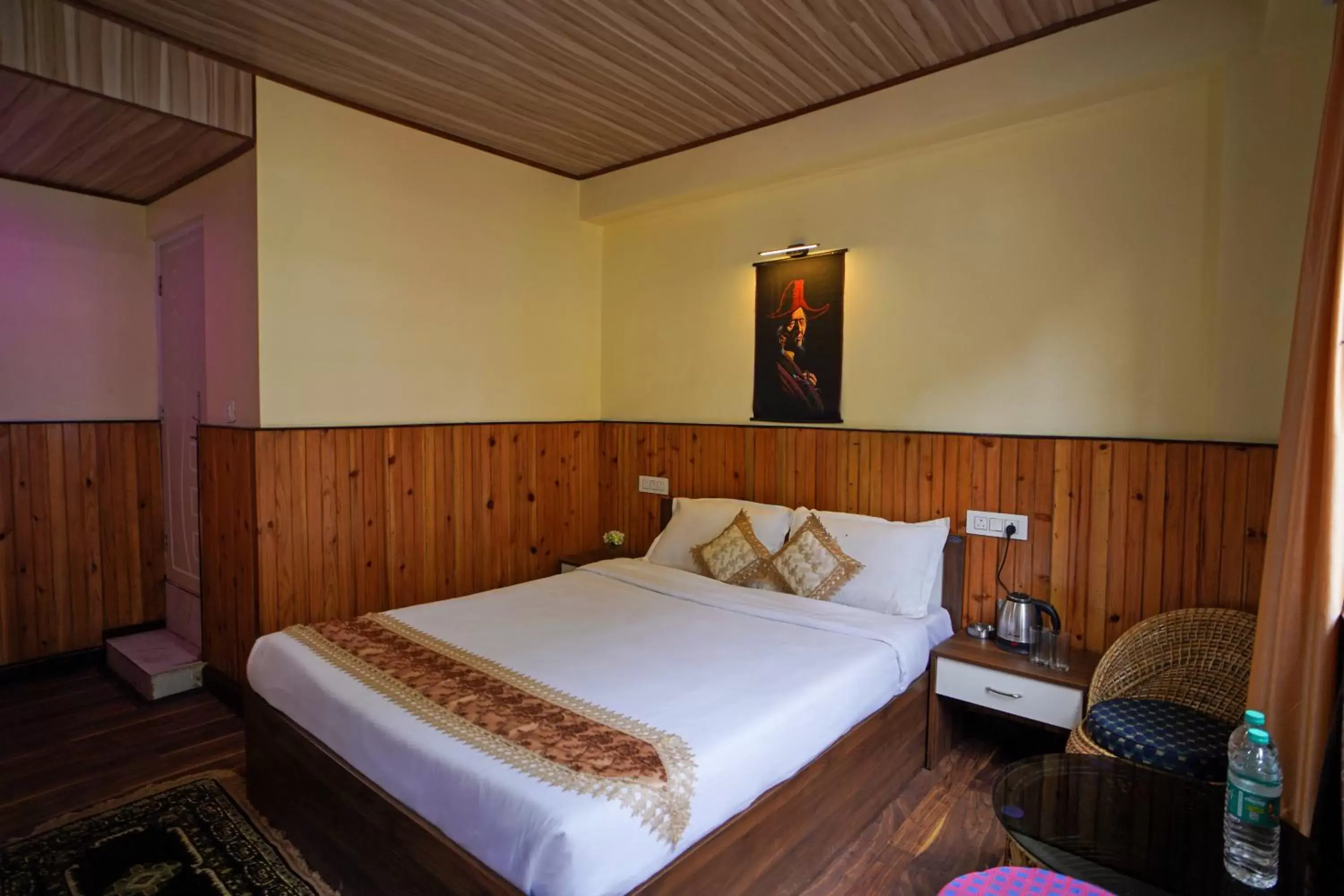 Property building, Bed in Hotel Hill Queen near Sherpa Gumba Darjeeling Mall 5 Min Couple Friendly Property building, Bed in Hotel Hill Queen near Sherpa Gumba Darjeeling Mall 5 Min Couple Friendly