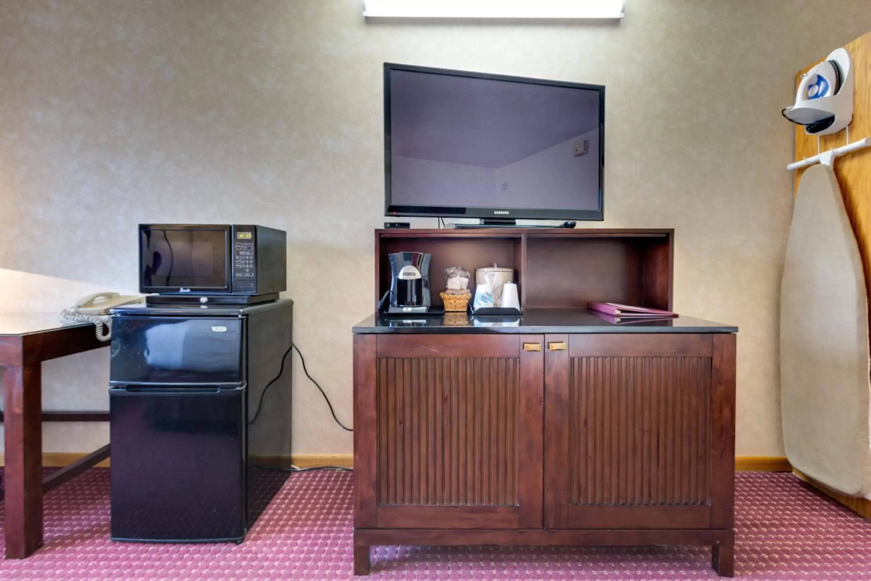 Kitchen or kitchenette, TV/Entertainment Center in Fireside Inn and Suites