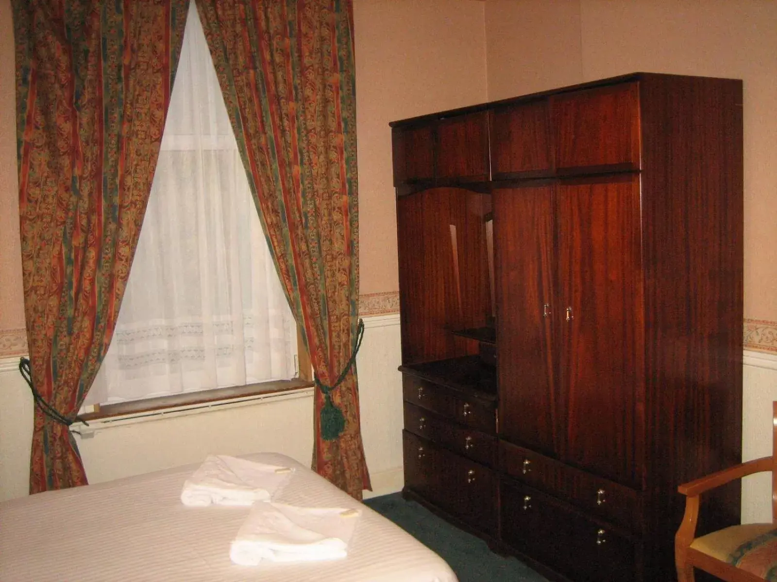 Bed, TV/Entertainment Center in Murrayfield Park Guest House