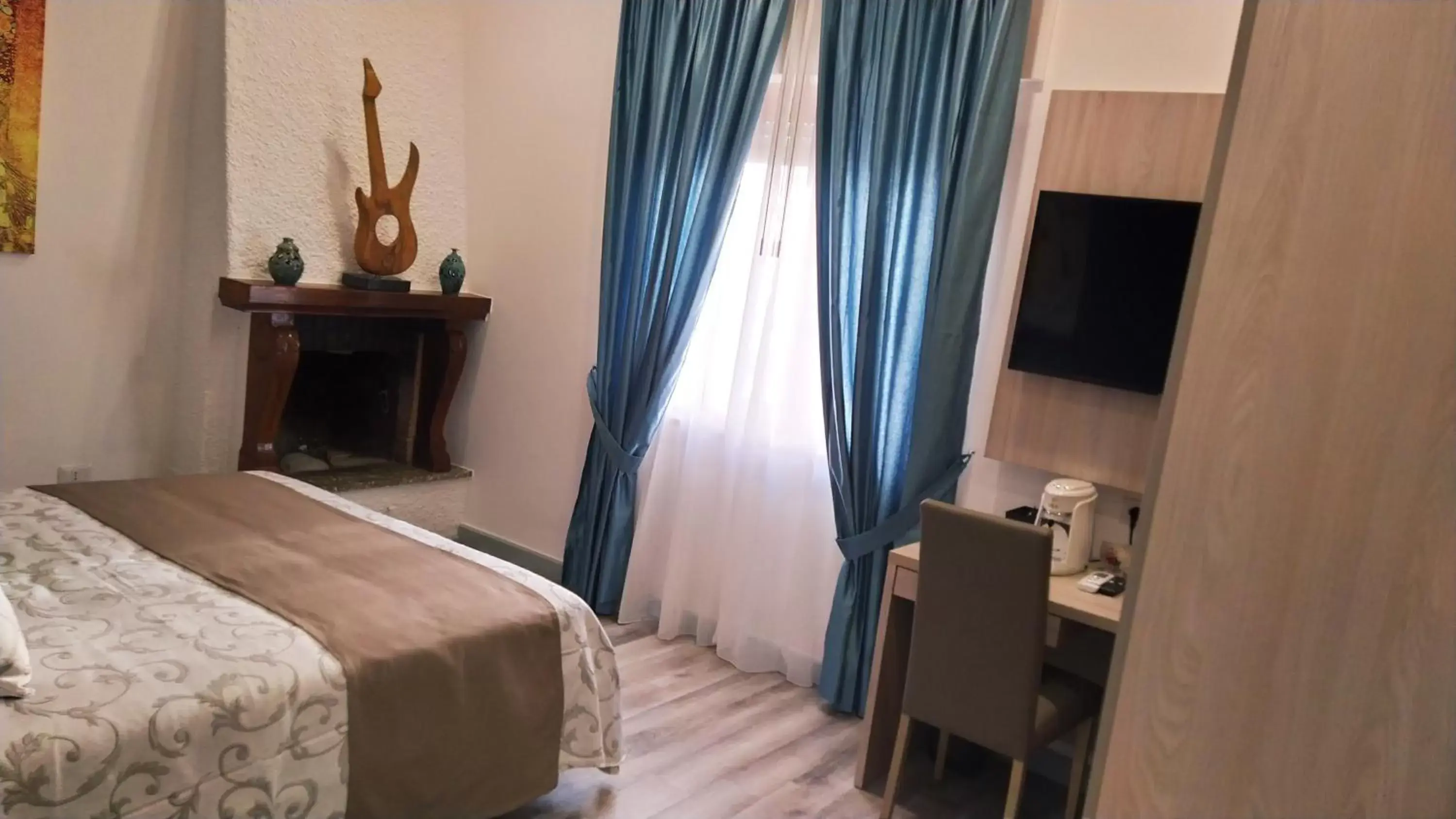 Bed, TV/Entertainment Center in B&B La Stazione