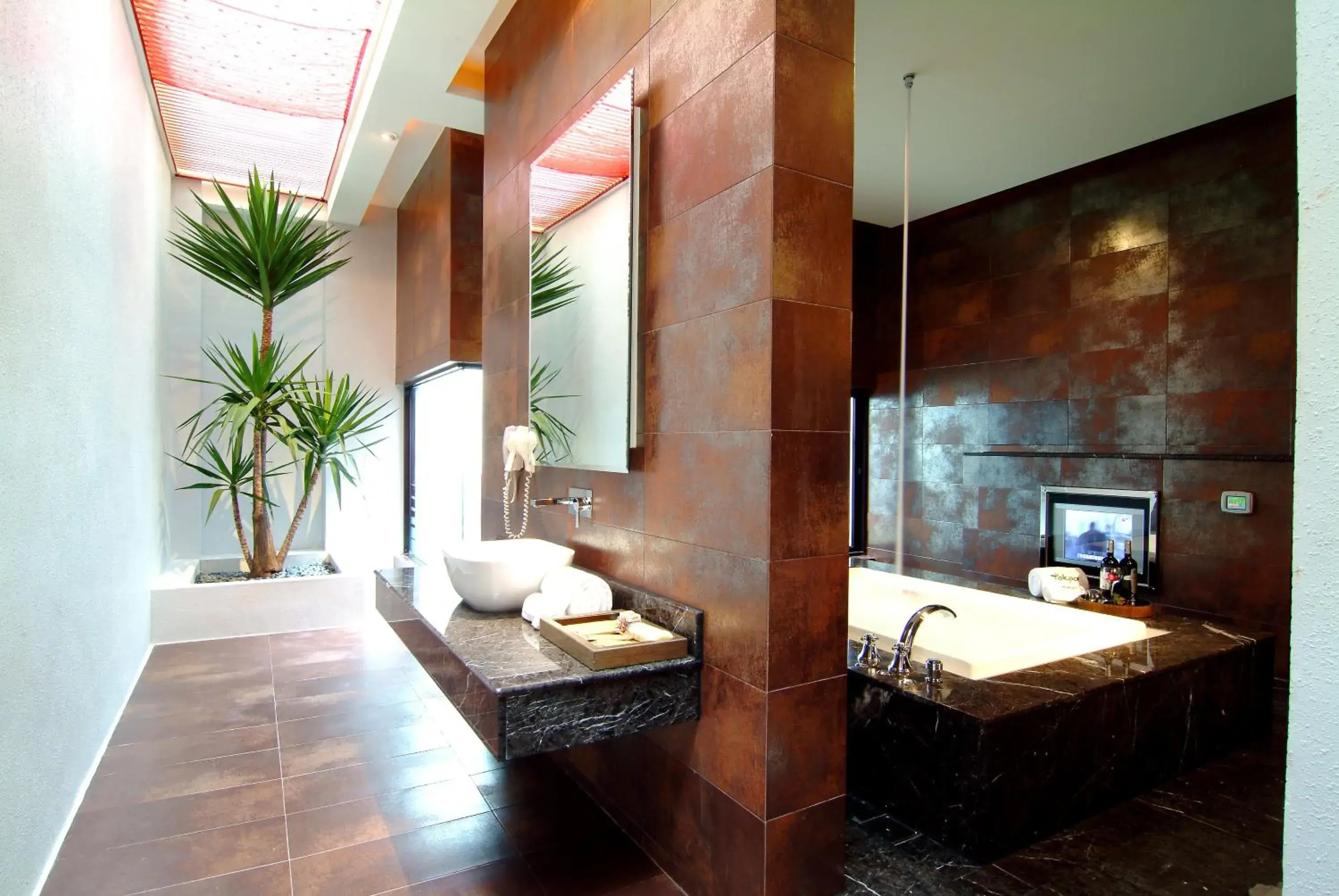 Seating area, Bathroom in Takao Motel