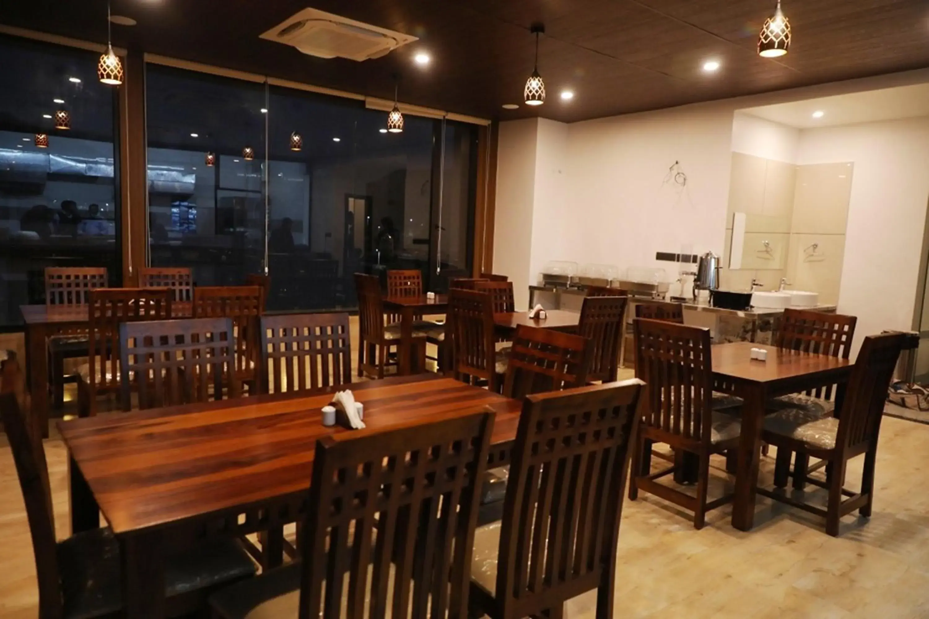 Restaurant/Places to Eat in Pine Regency