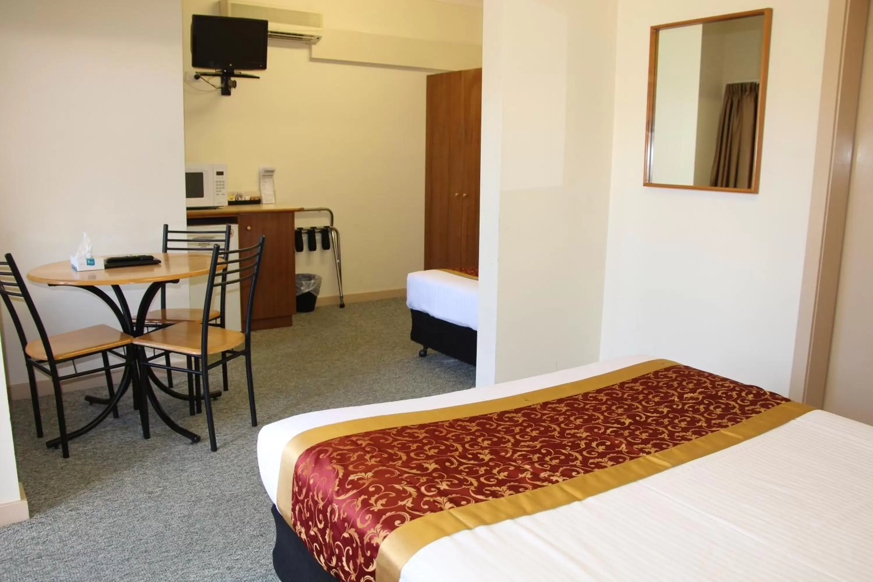 Bedroom, Bed in The Pioneer Way Motel