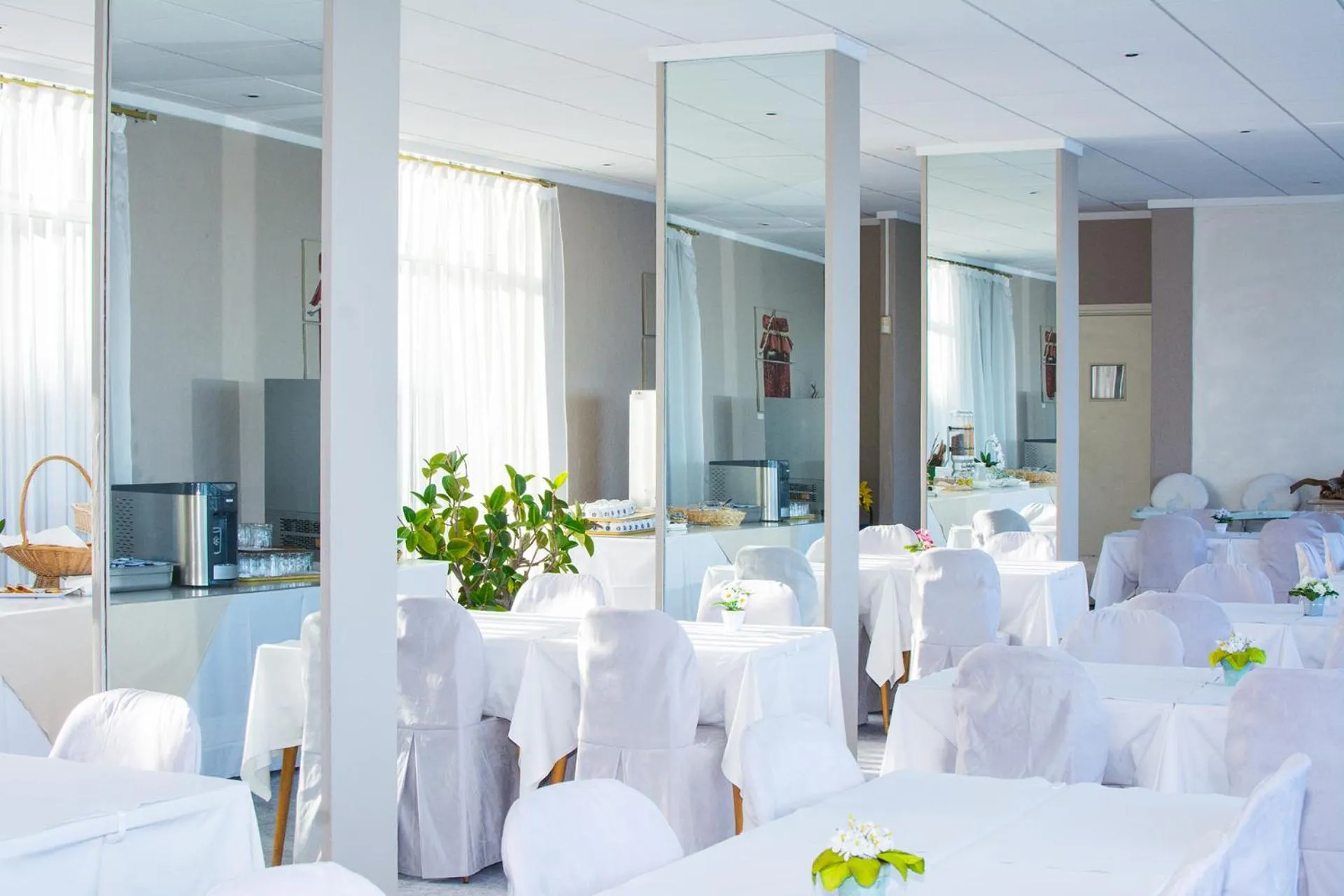 Breakfast in Hotel Roc E Mare