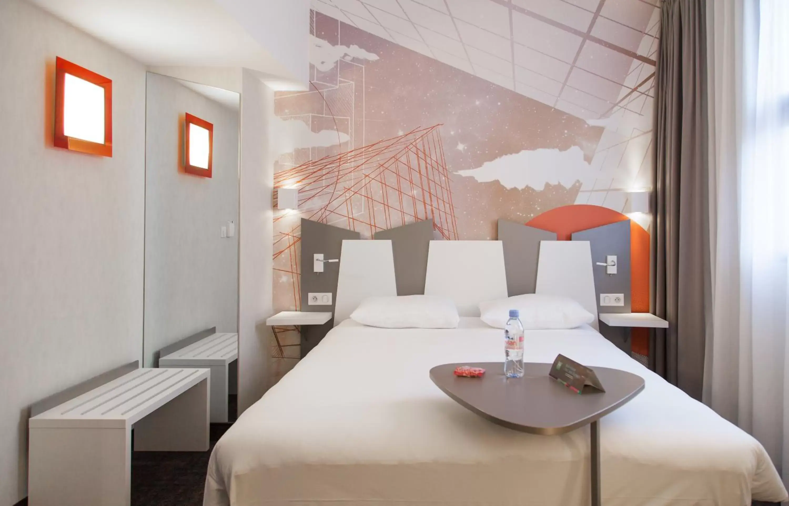 Photo of the whole room, Bed in ibis Styles Poitiers Centre