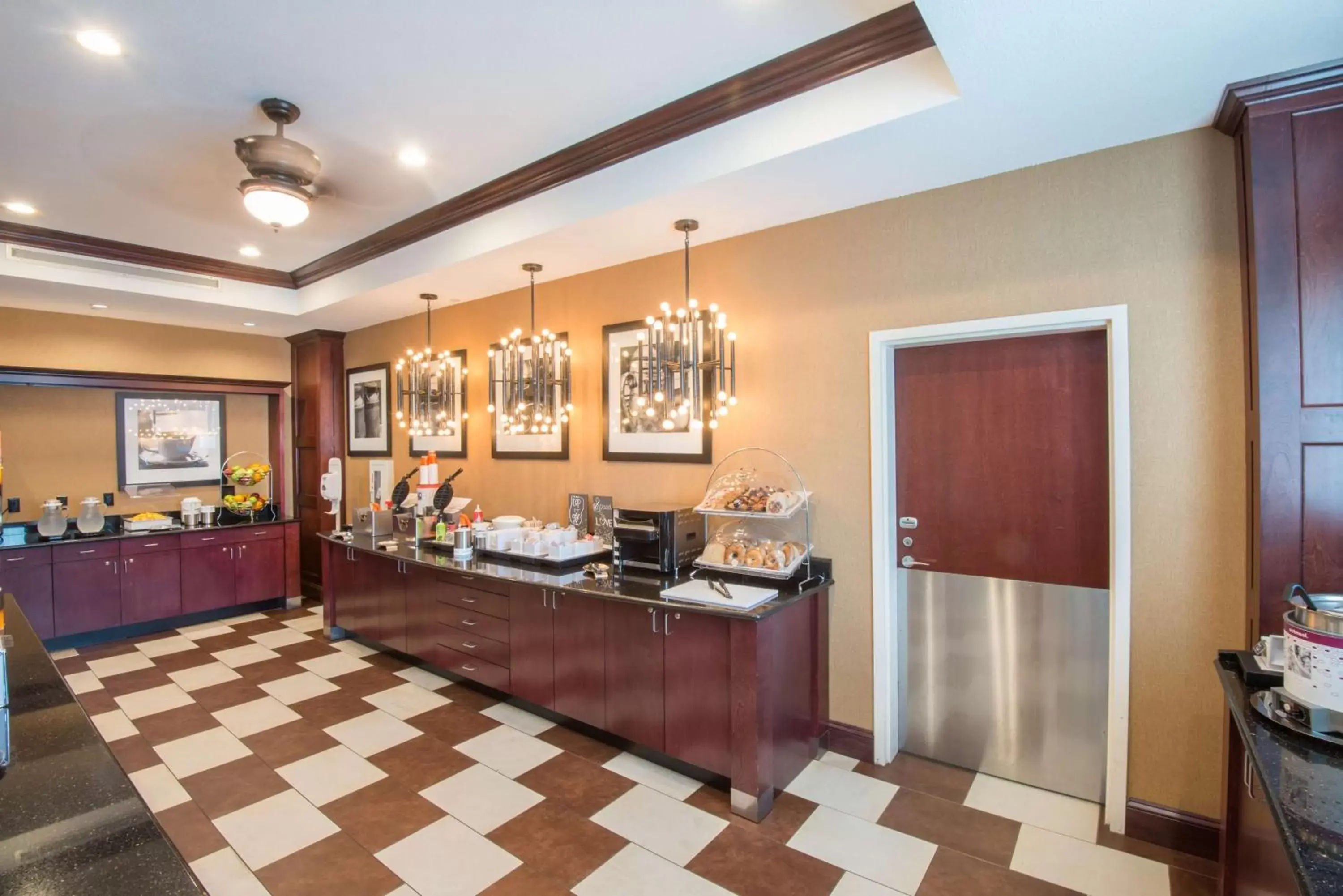 Dining area in Hampton Inn Kingston