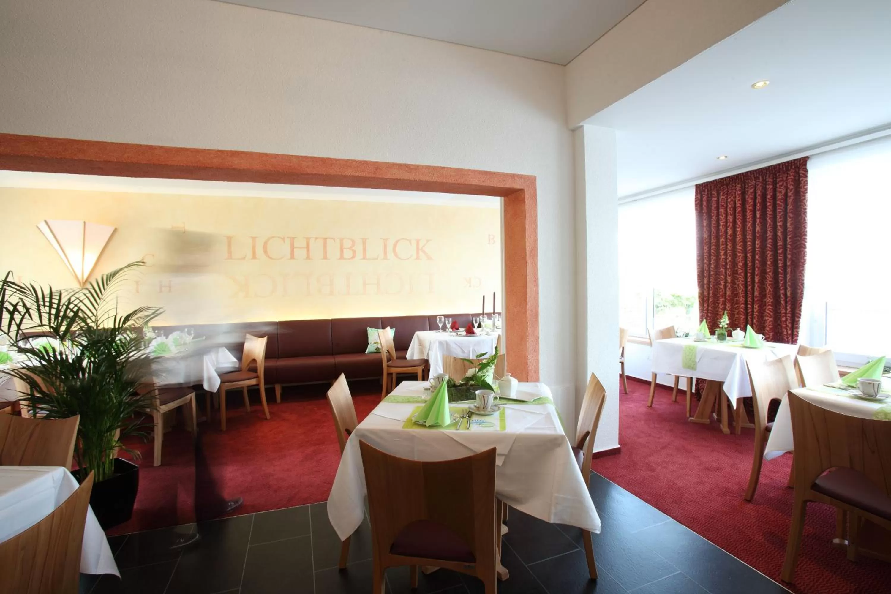 Restaurant/places to eat in Hotel Elysee