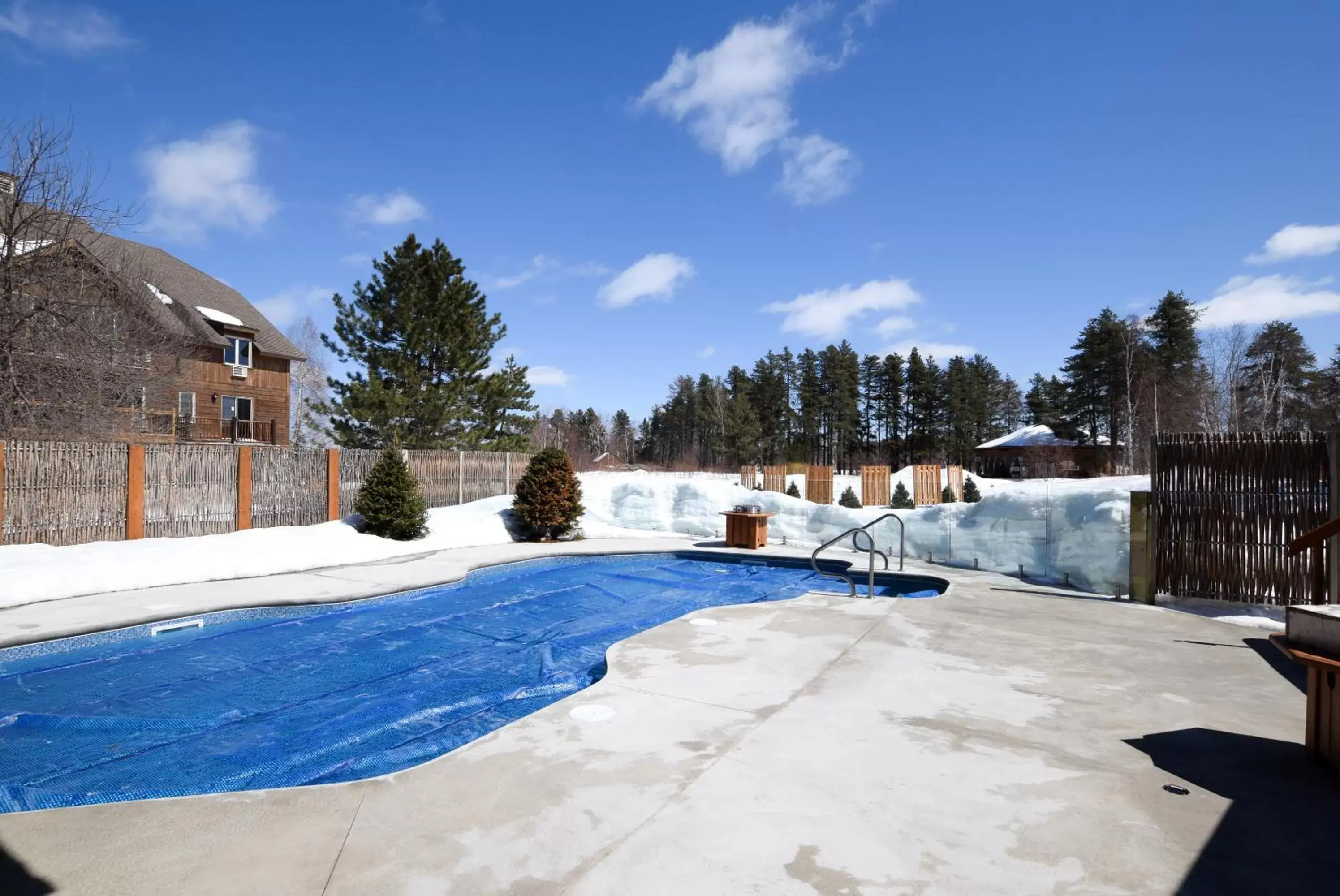 Winter in Les Condos Du Lac Taureau- Rooms & Condos