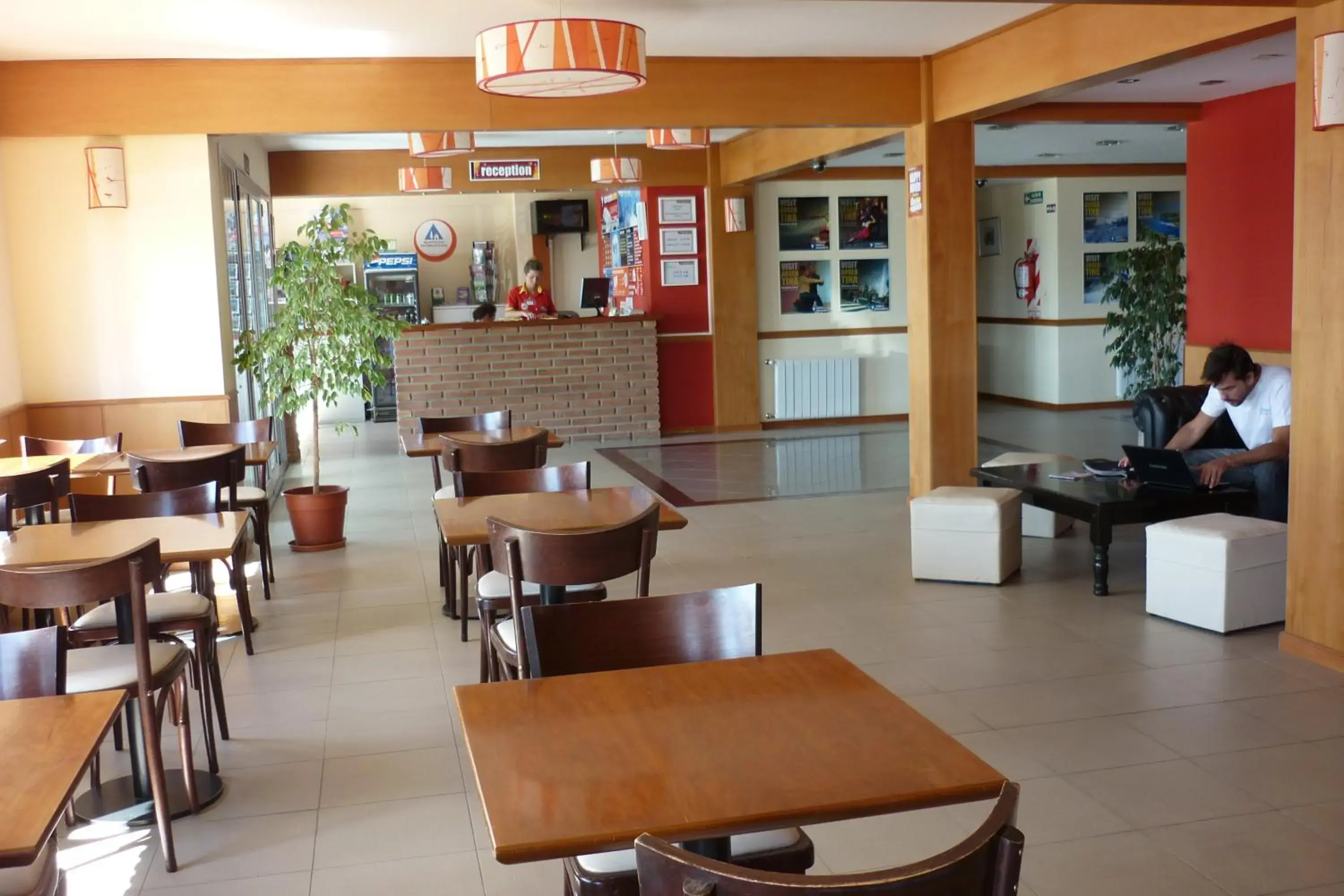 Lobby or reception, Restaurant/Places to Eat in Marcopolo Suites Calafate