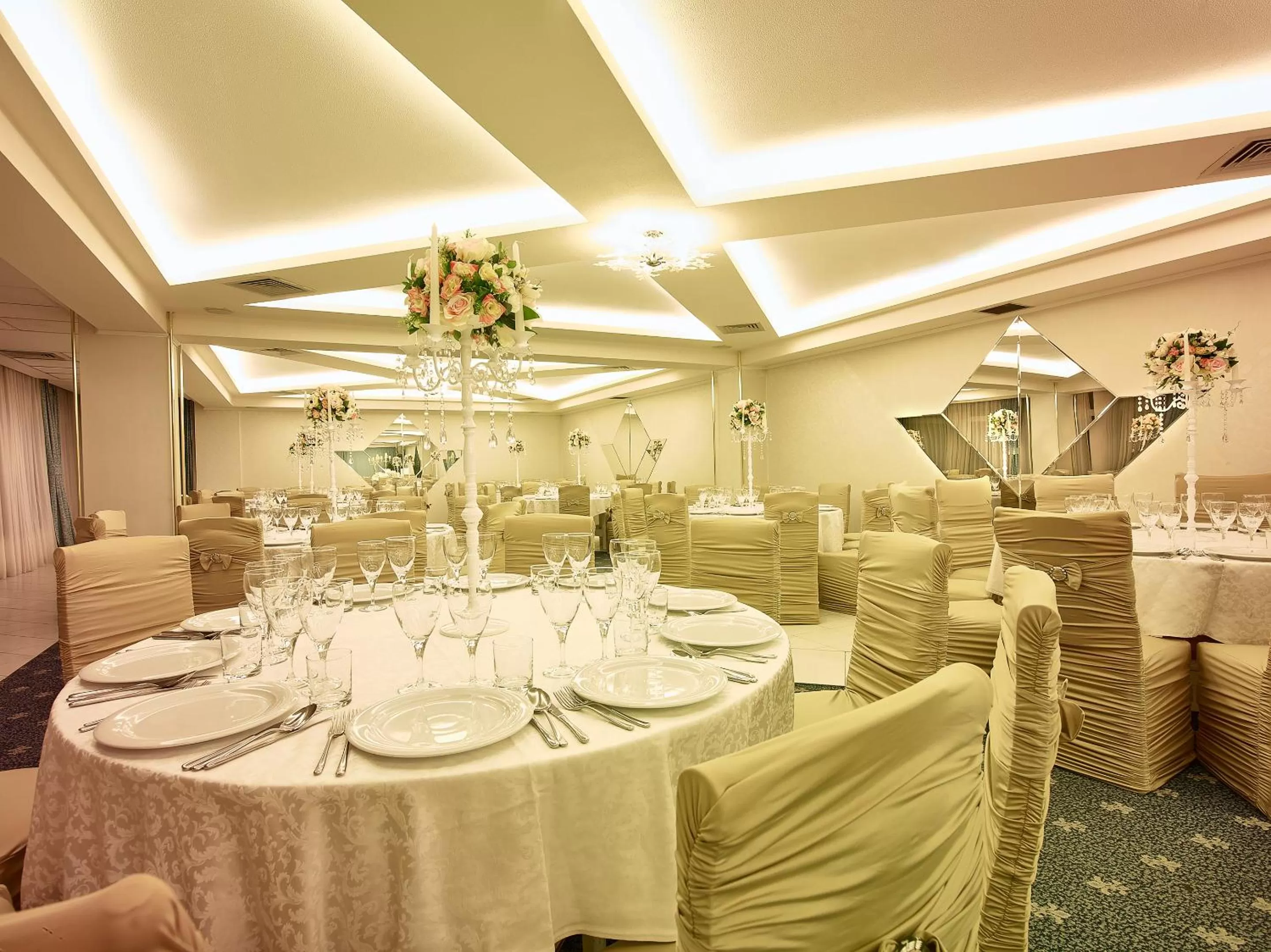 Restaurant/places to eat in Continental Forum Oradea