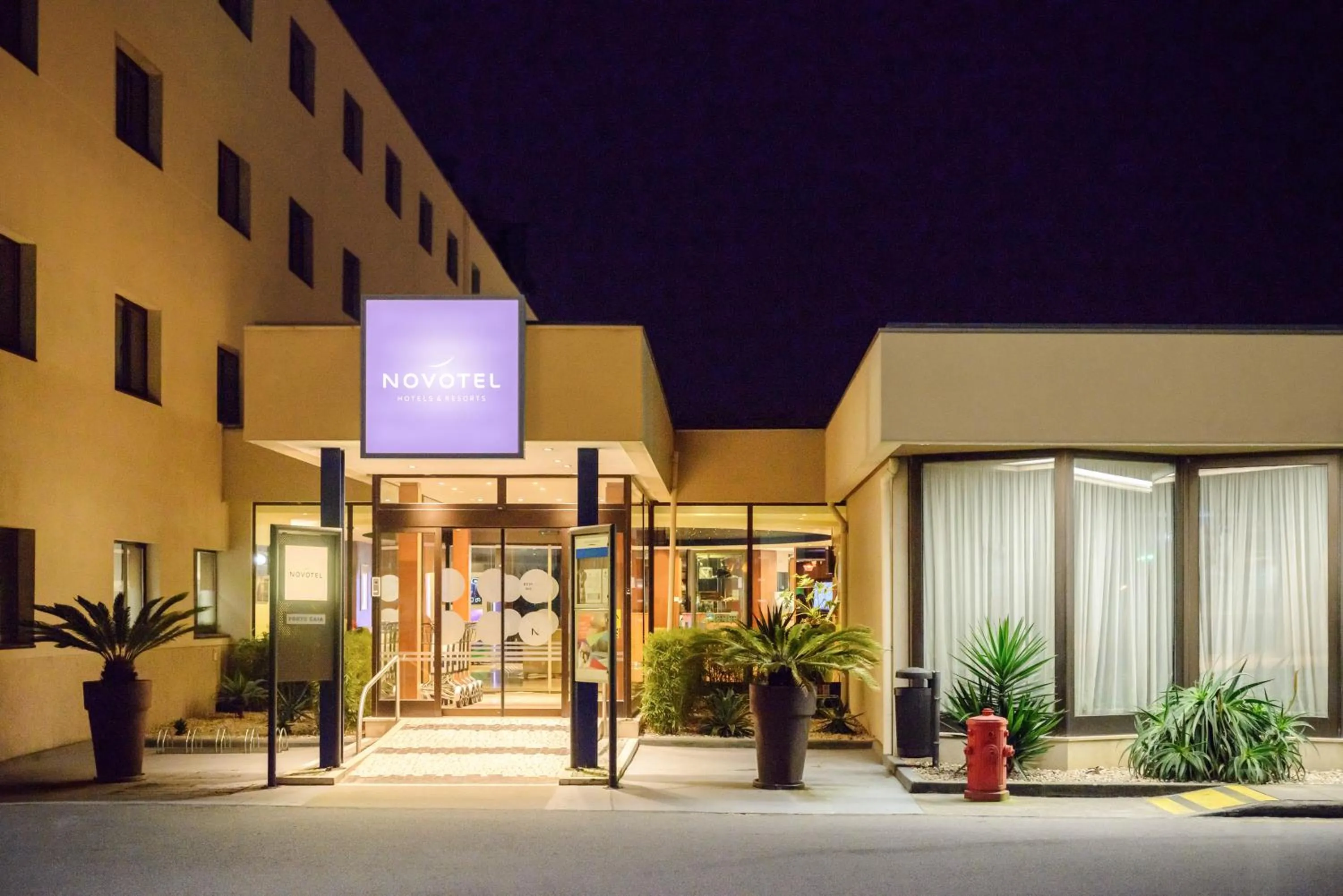 Facade/entrance in Novotel Porto Gaia