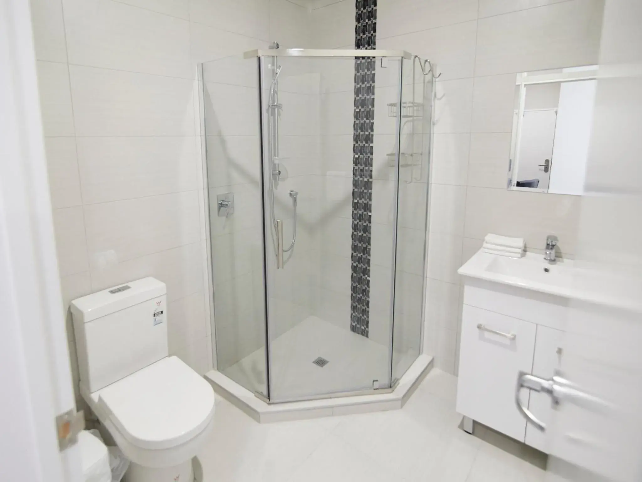 Shower, Bathroom in Three Palms Lodge