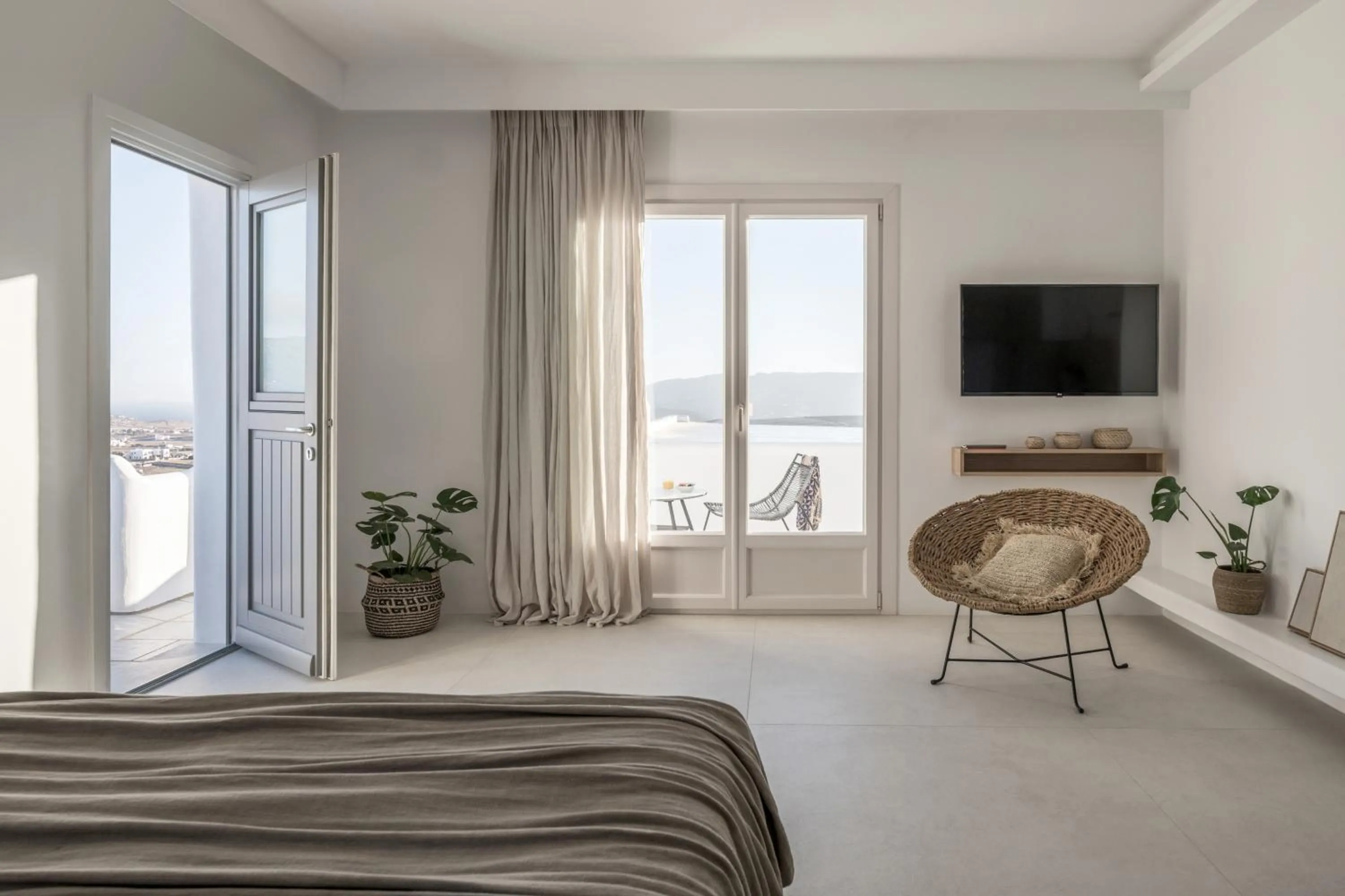 TV and multimedia, Bed in A Hotel Mykonos