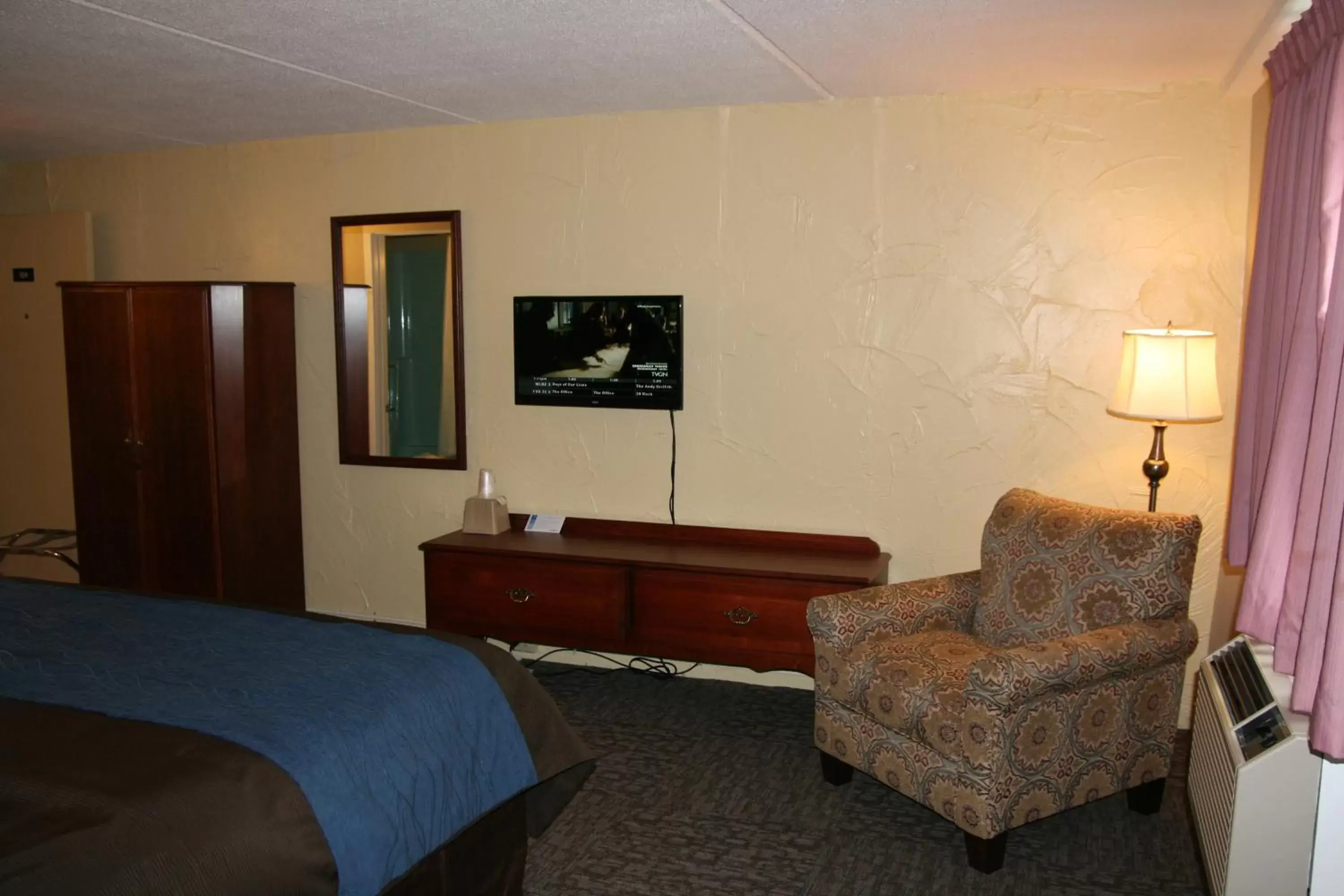 Seating area, TV/Entertainment Center in Bangor Inn & Suites