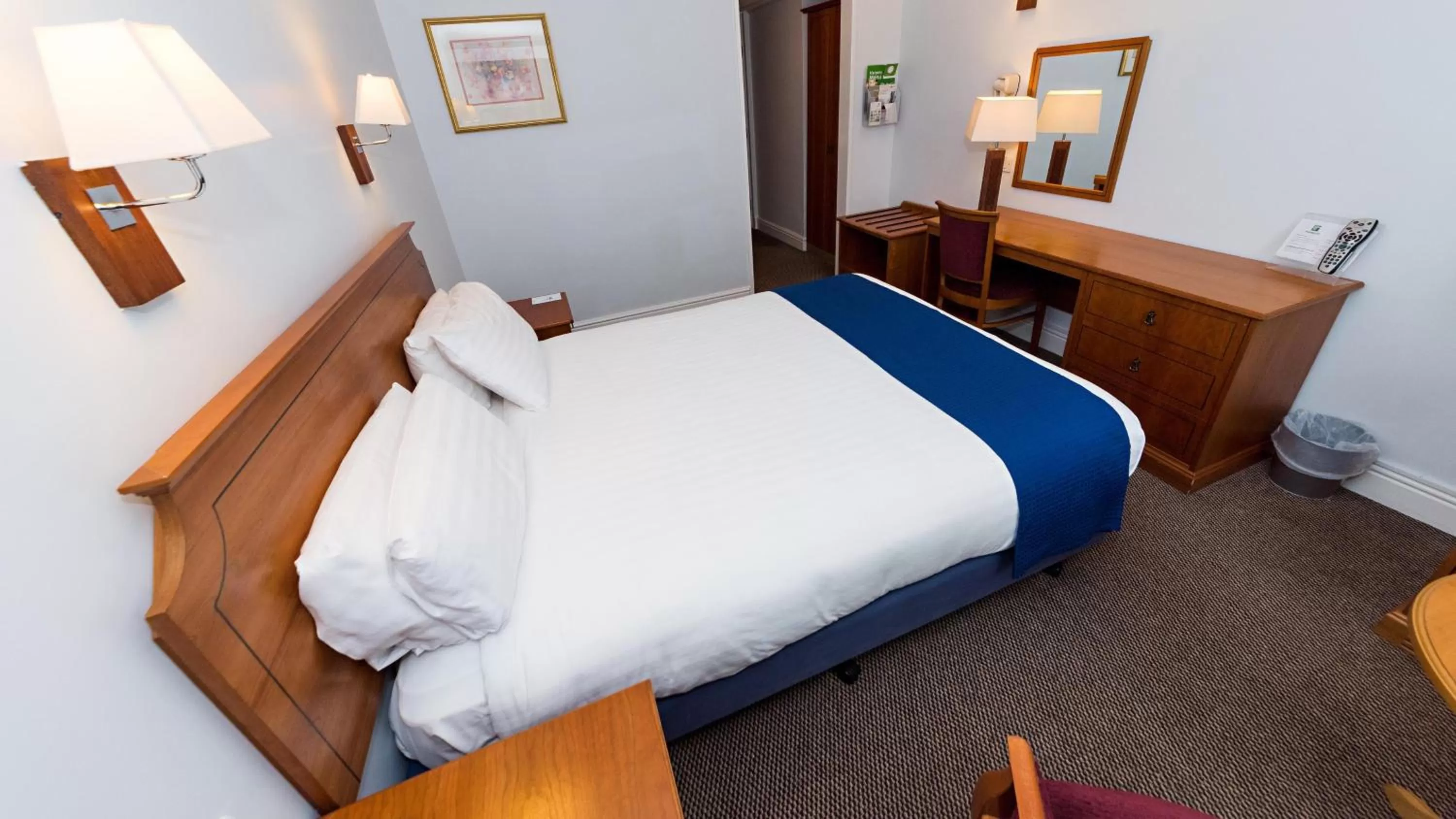 Photo of the whole room, Bed in Holiday Inn Newport by IHG