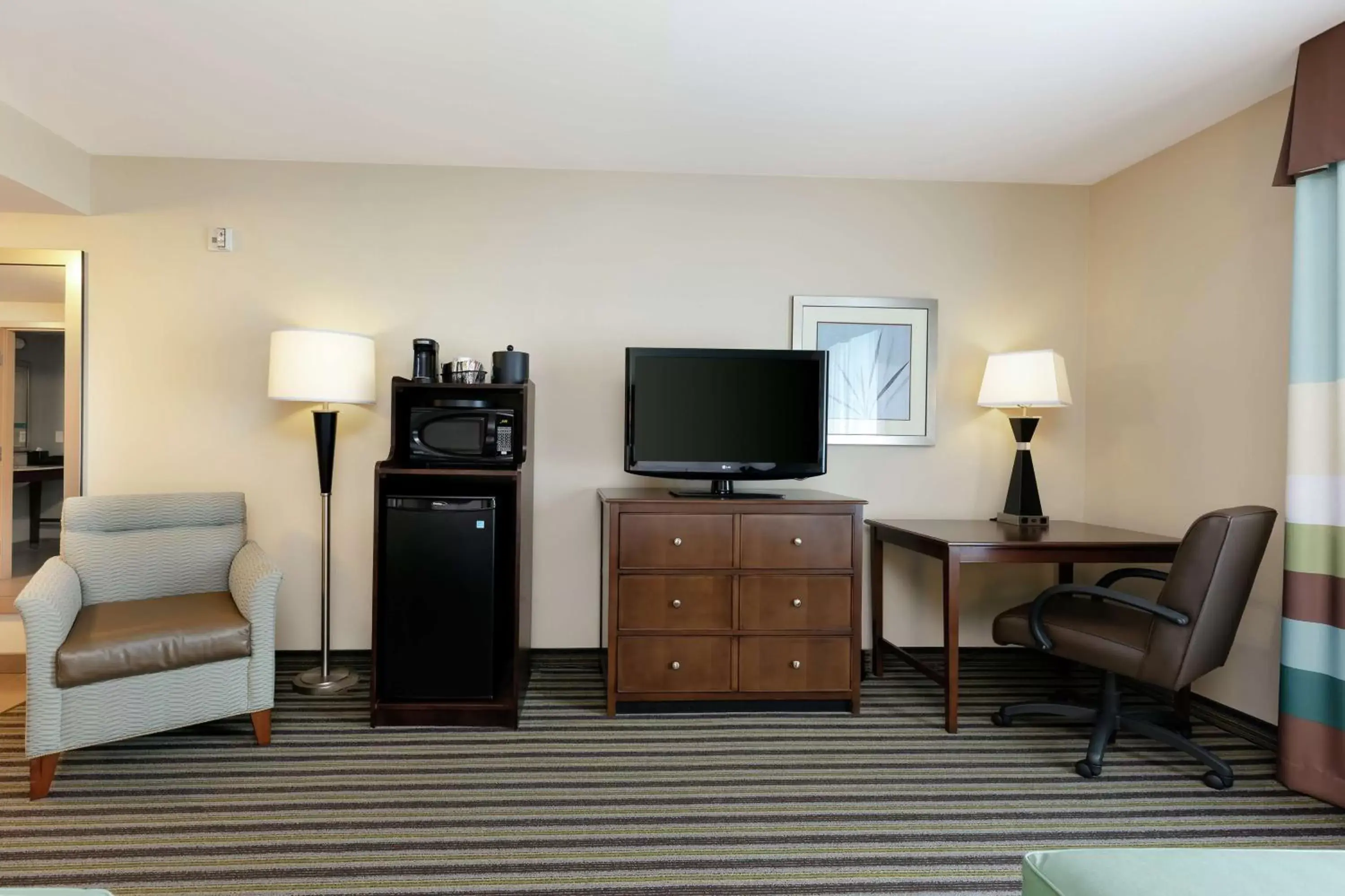 Bedroom, TV/Entertainment Center in Hampton Inn and Suites Adairsville/Calhoun Area