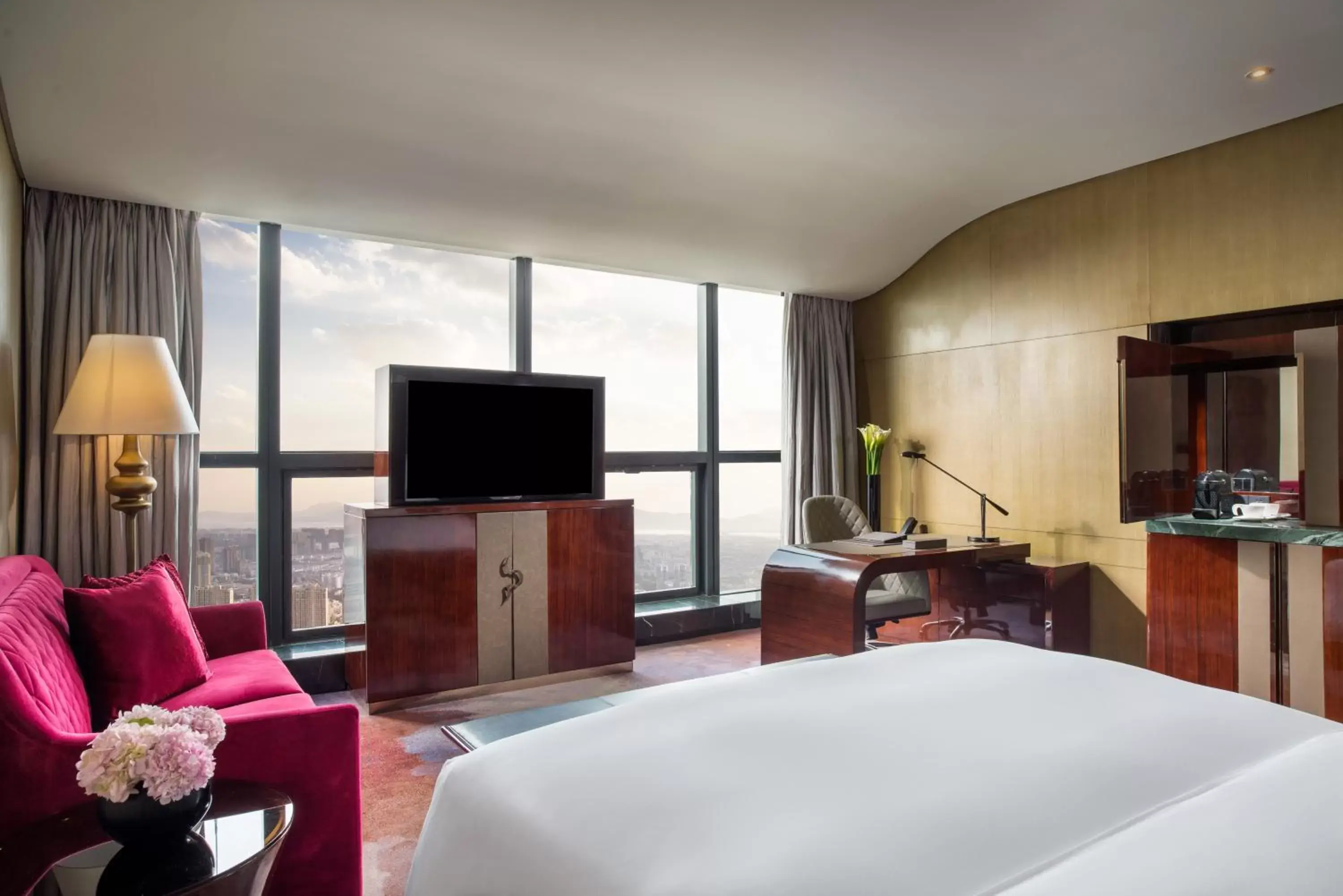 Bedroom, TV/Entertainment Center in Sofitel Kunming