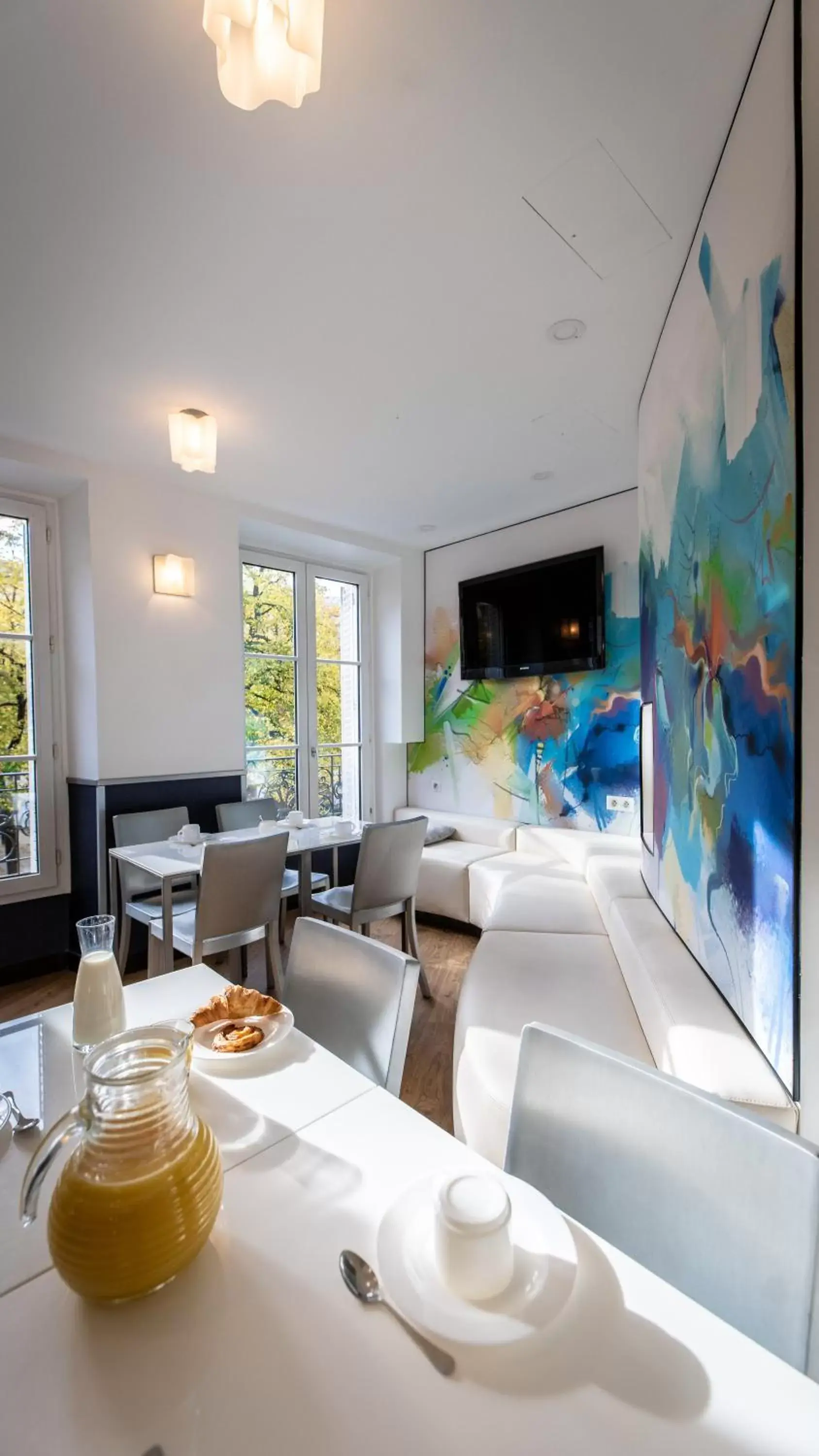 TV and multimedia, Restaurant/Places to Eat in Hôtel du Parc Montparnasse