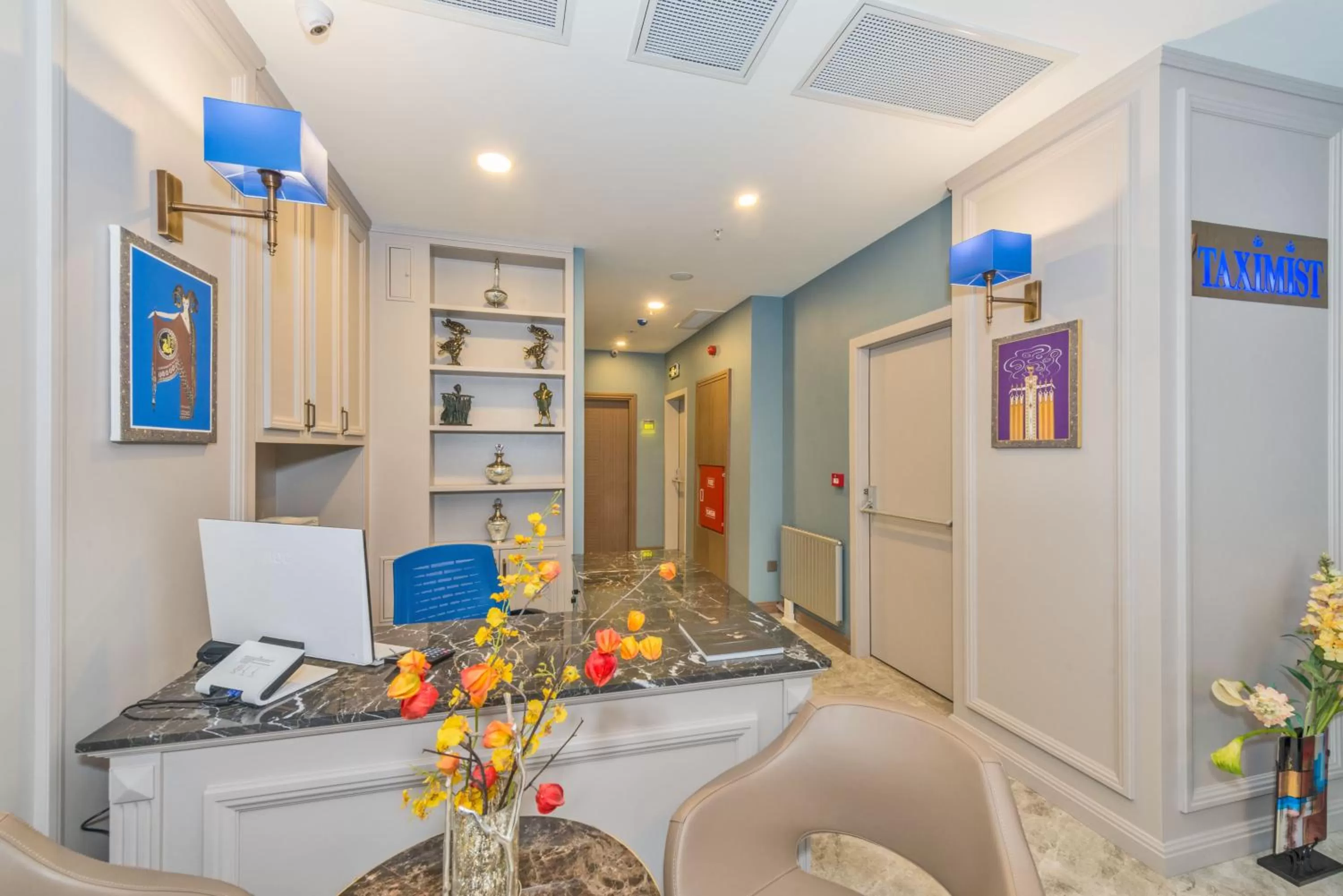 Communal lounge/ TV room in Taximist Hotel