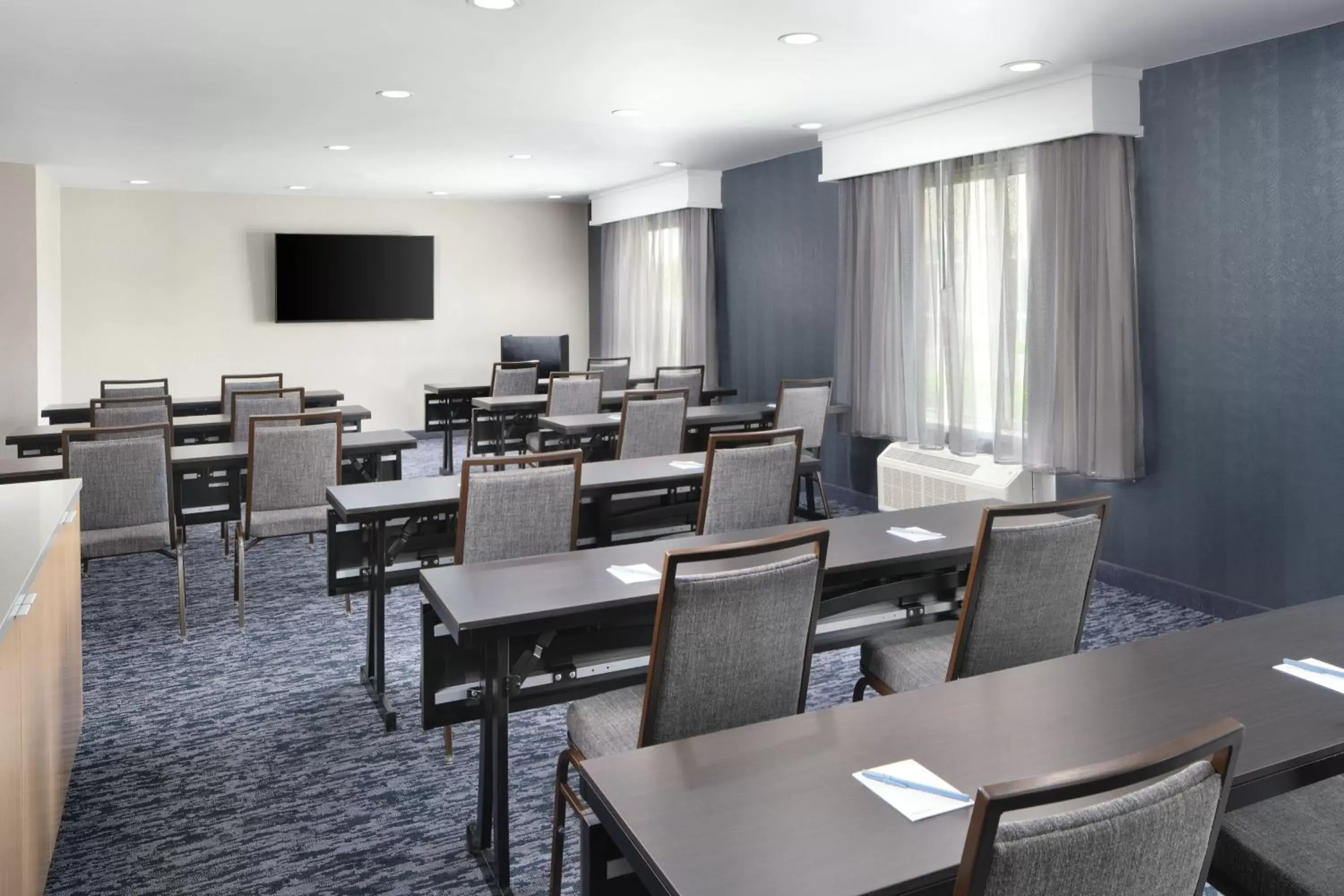 Meeting/conference room, Restaurant/Places to Eat in Fairfield Inn & Suites by Marriott Jacksonville