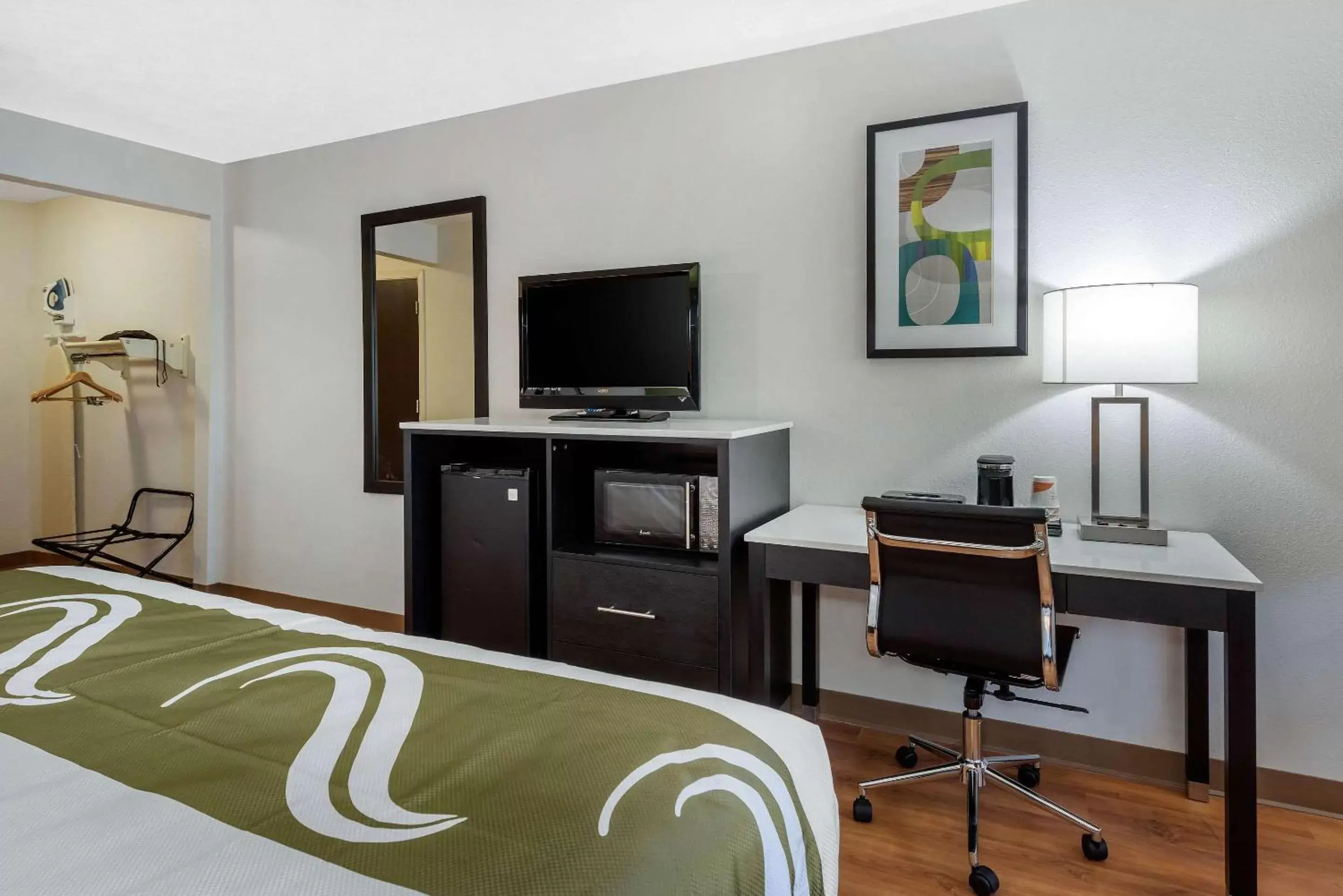 Photo of the whole room, TV/Entertainment Center in Quality Inn Coraopolis