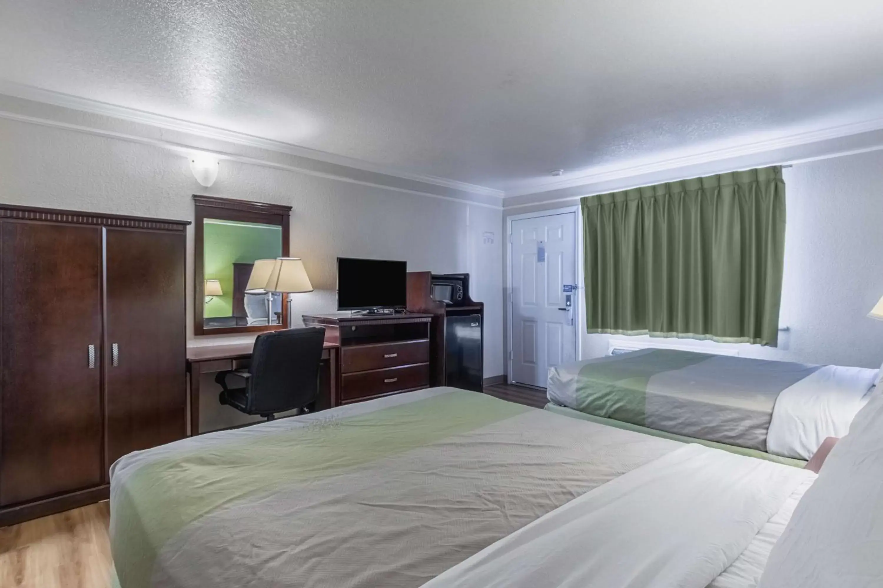 TV and multimedia, Bed in Motel 6-Kingsburg, CA