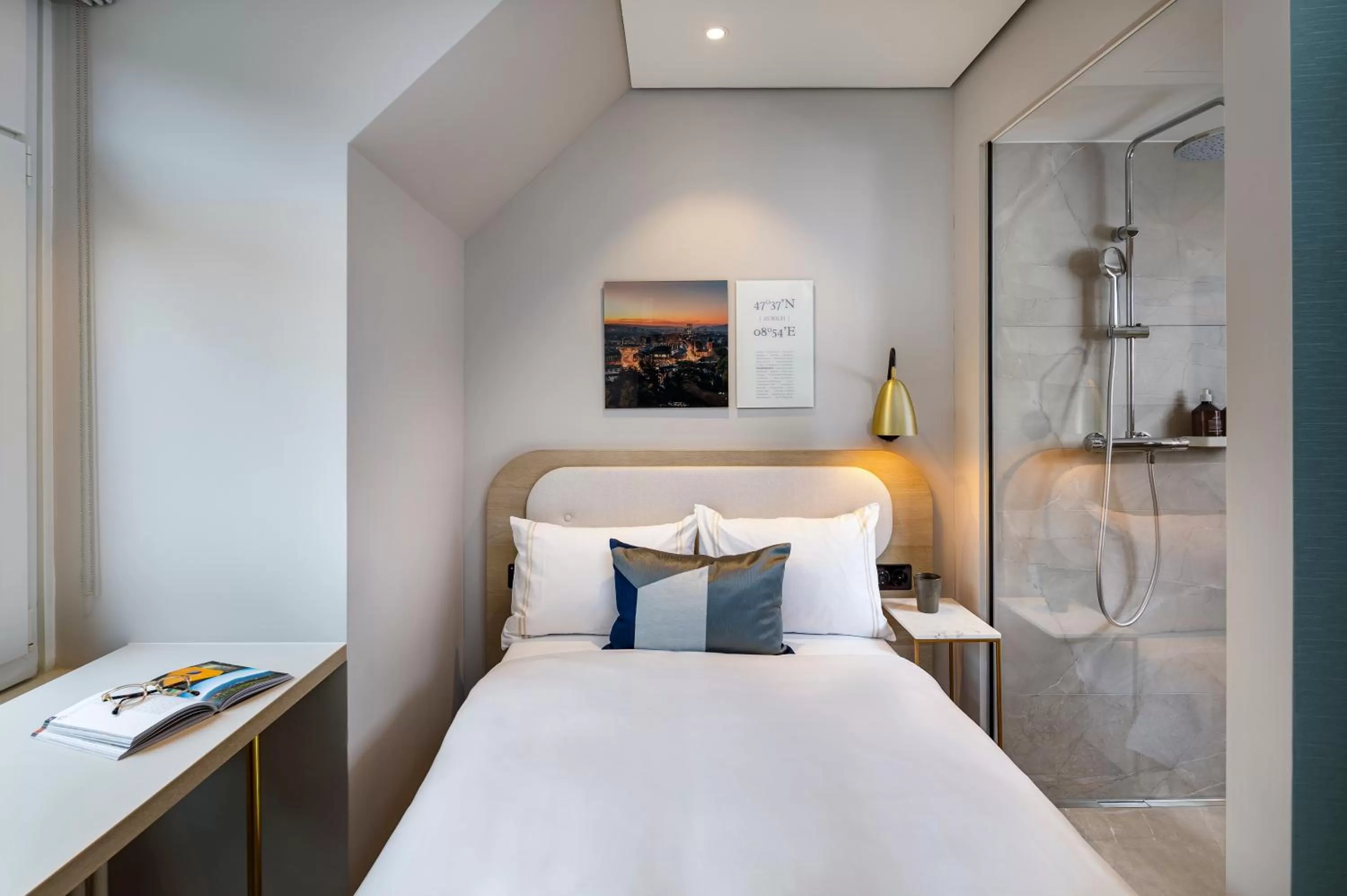 Bathroom, Bed in Hotel Felix