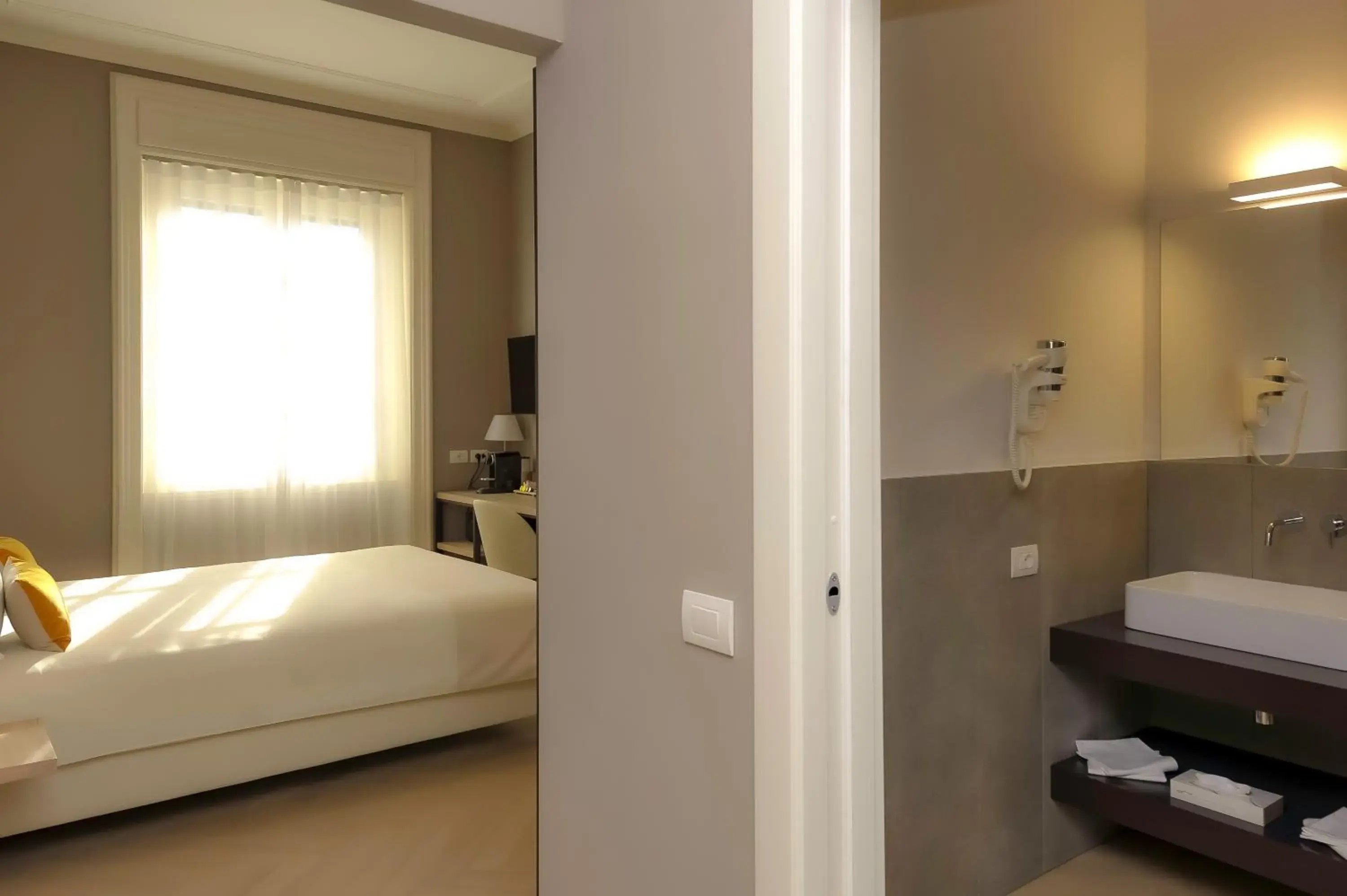 Bed, Bathroom in Bergamo Inn 43