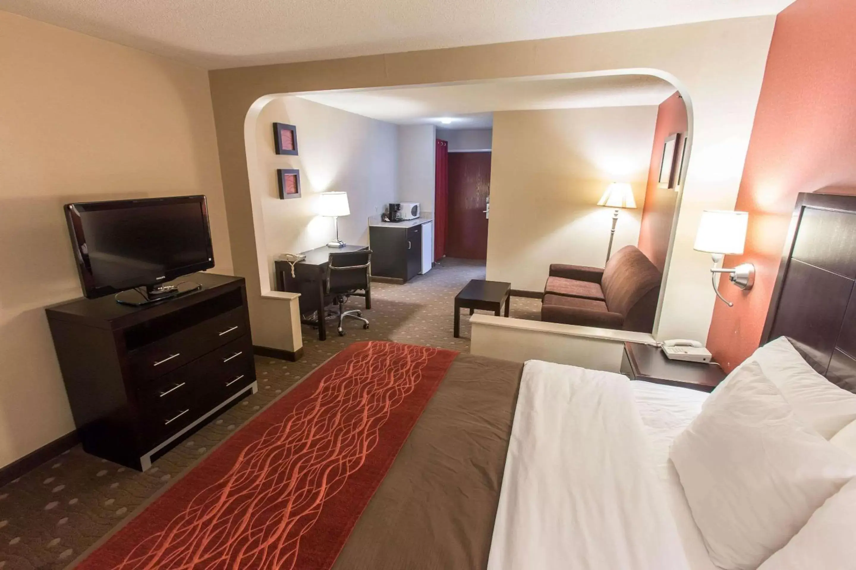 Photo of the whole room, TV/Entertainment Center in Comfort Inn Pittsburgh