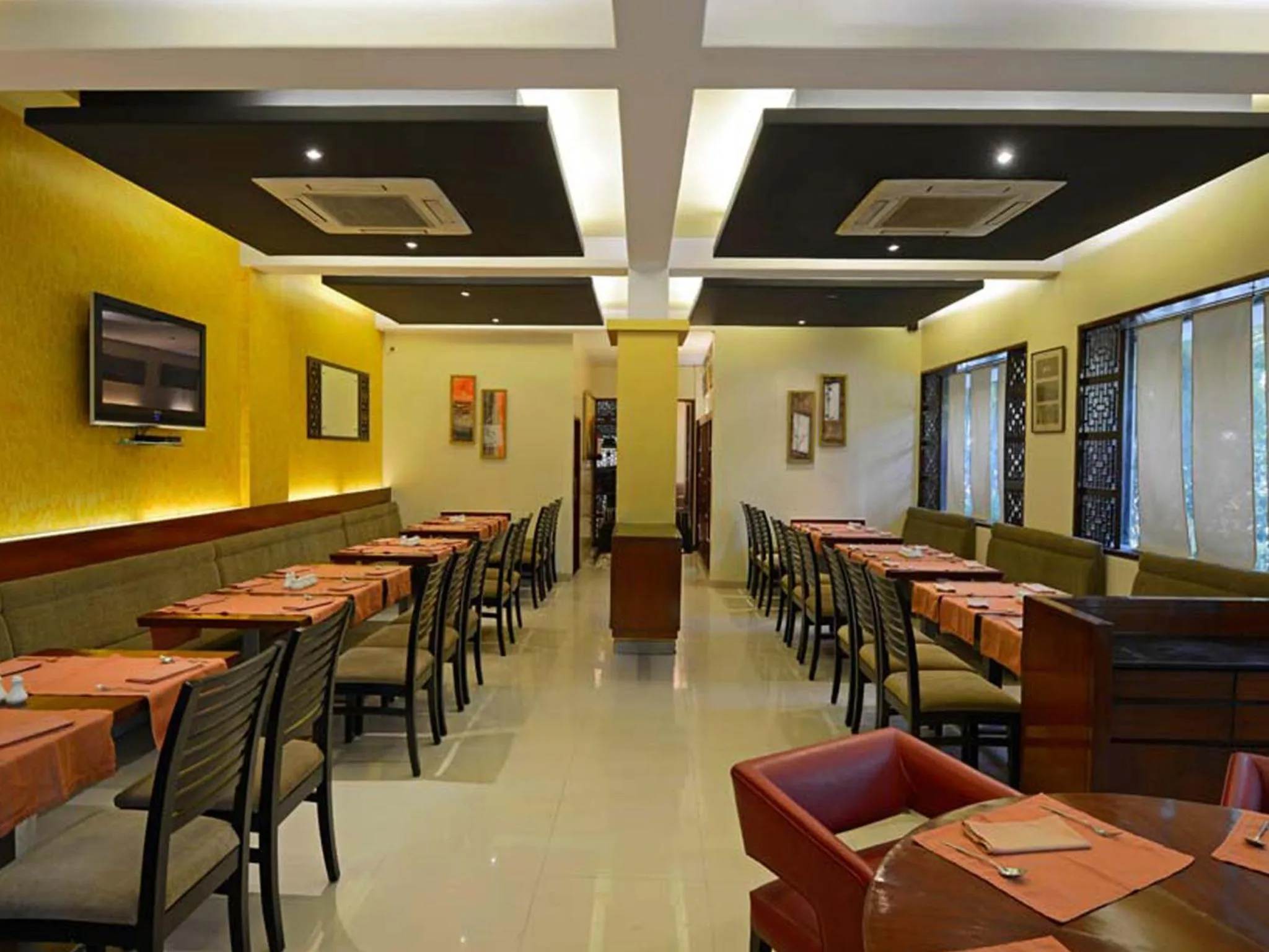 Restaurant/places to eat in Hotel Grande 51