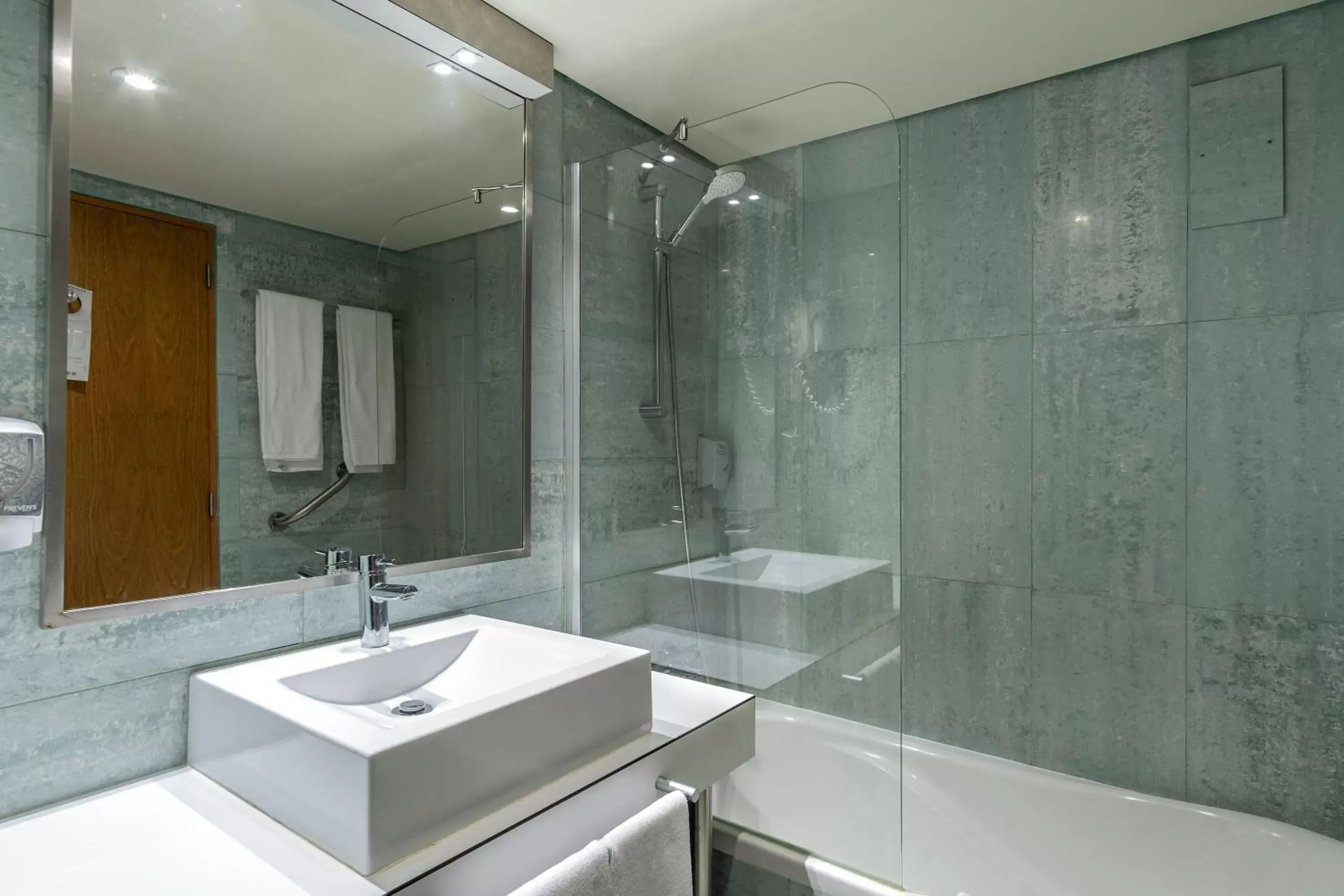 Shower in Hotel Comfort Inn Ponta Delgada Shower in Hotel Comfort Inn Ponta Delgada