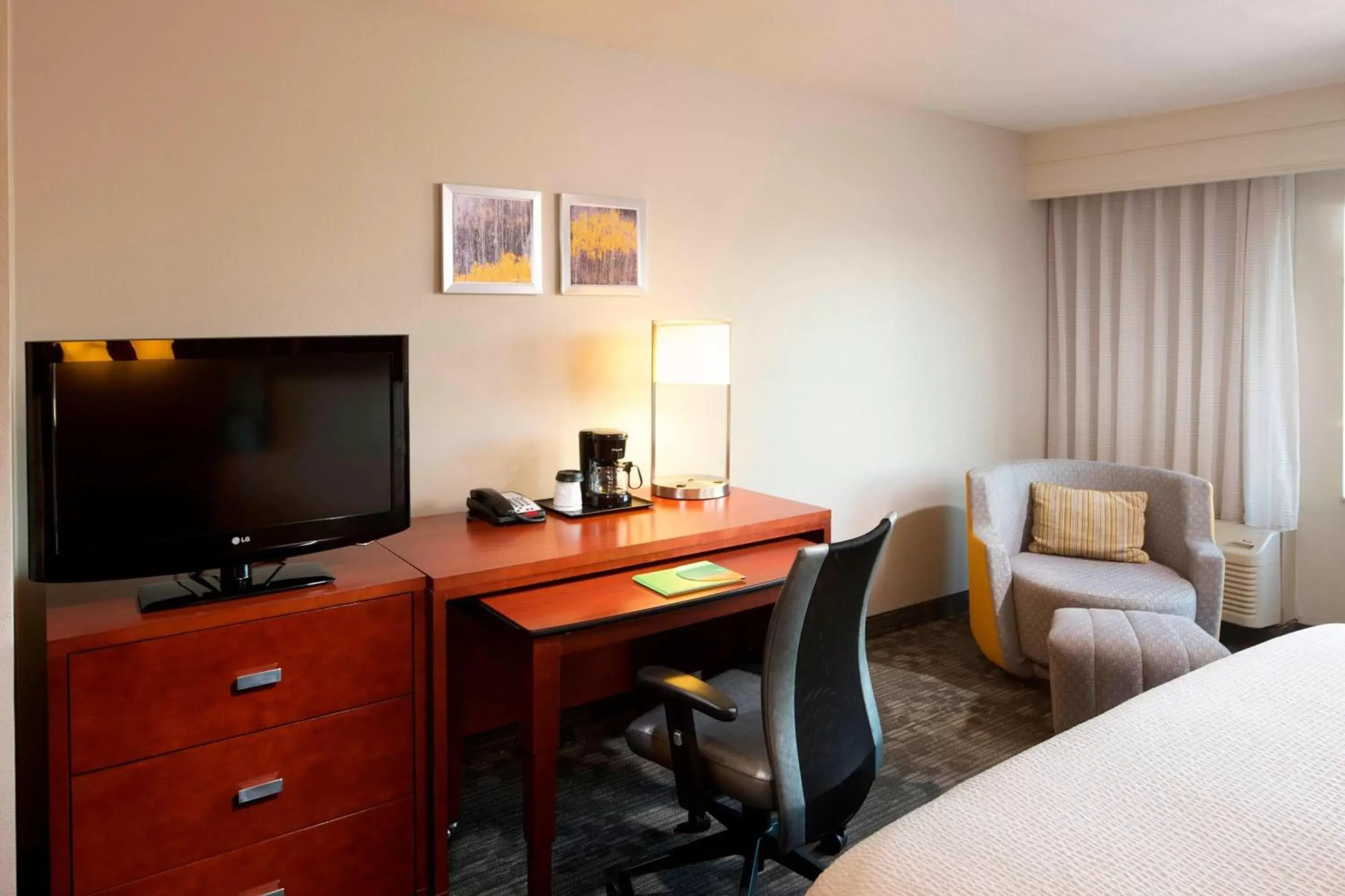 Photo of the whole room, TV/Entertainment Center in Courtyard by Marriott Brownsville