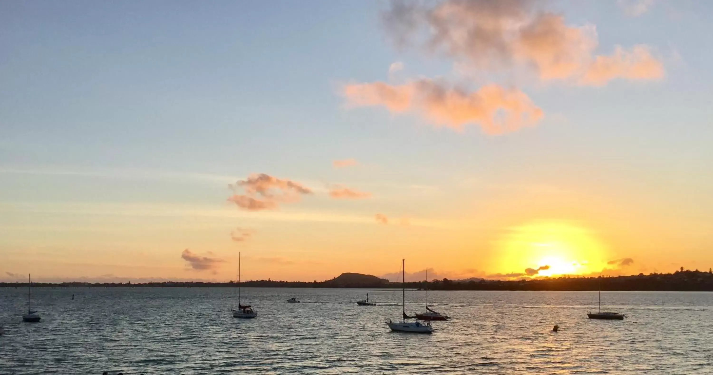 Sea view, Sunrise/Sunset in Bucklands Beach Waterfront Motel