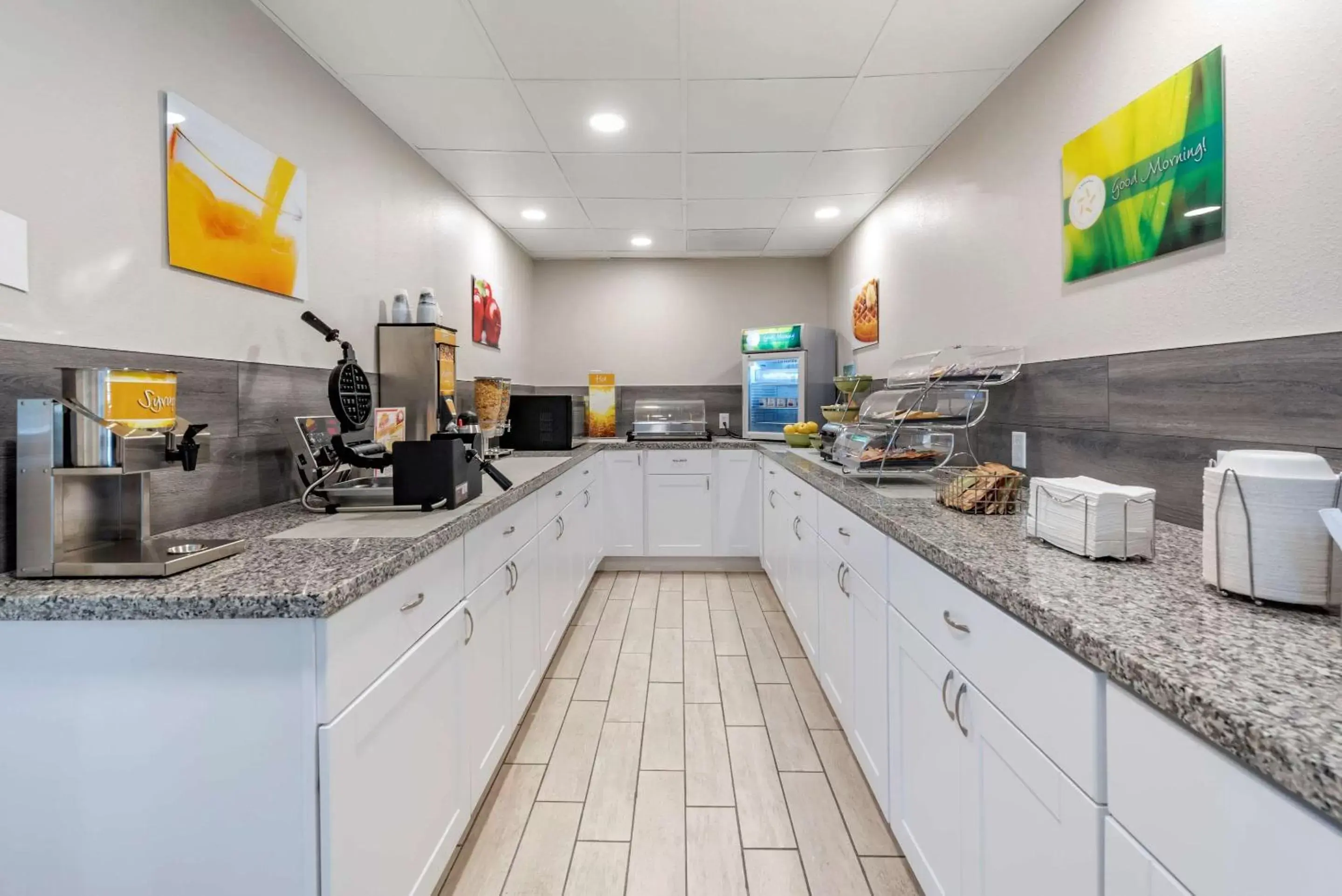 Restaurant/places to eat, Kitchen/Kitchenette in Quality Inn & Suites Evansville Downtown