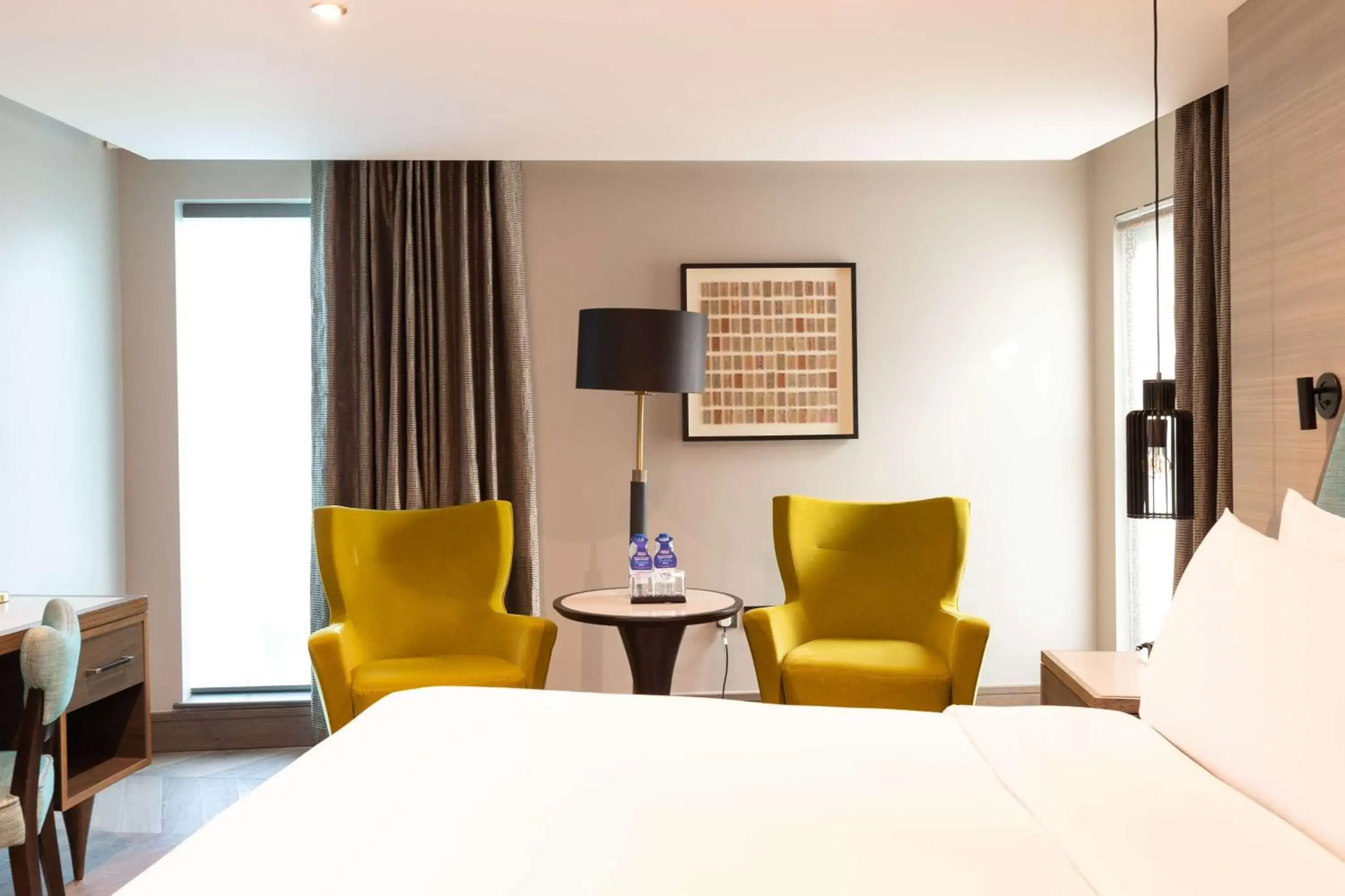 Living room, Bed in DoubleTree By Hilton London - West End