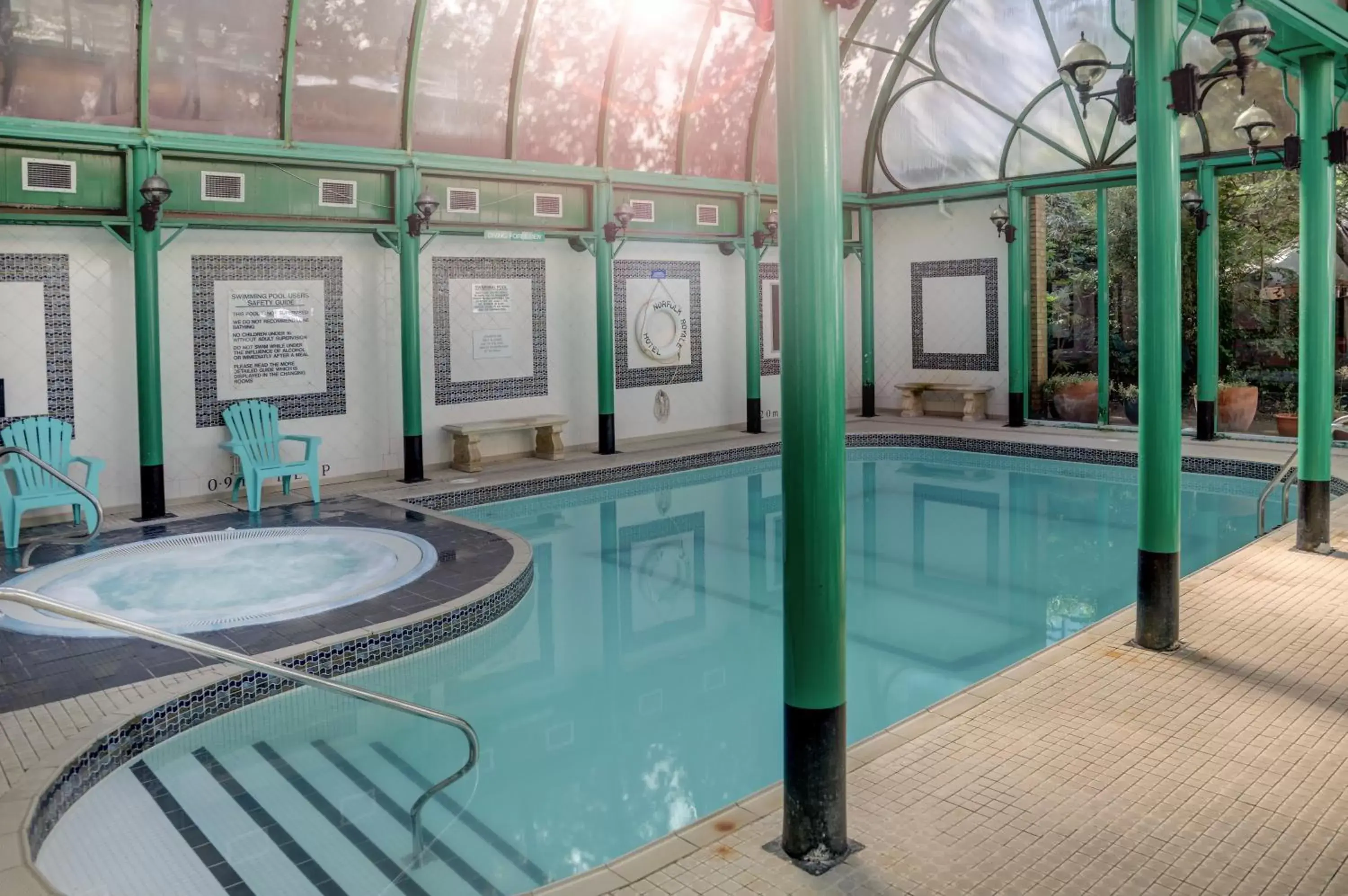 Hot Tub, Swimming Pool in Norfolk Royale Hotel