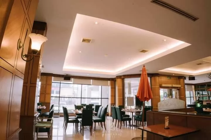Restaurant/places to eat in Seeharaj Hotel