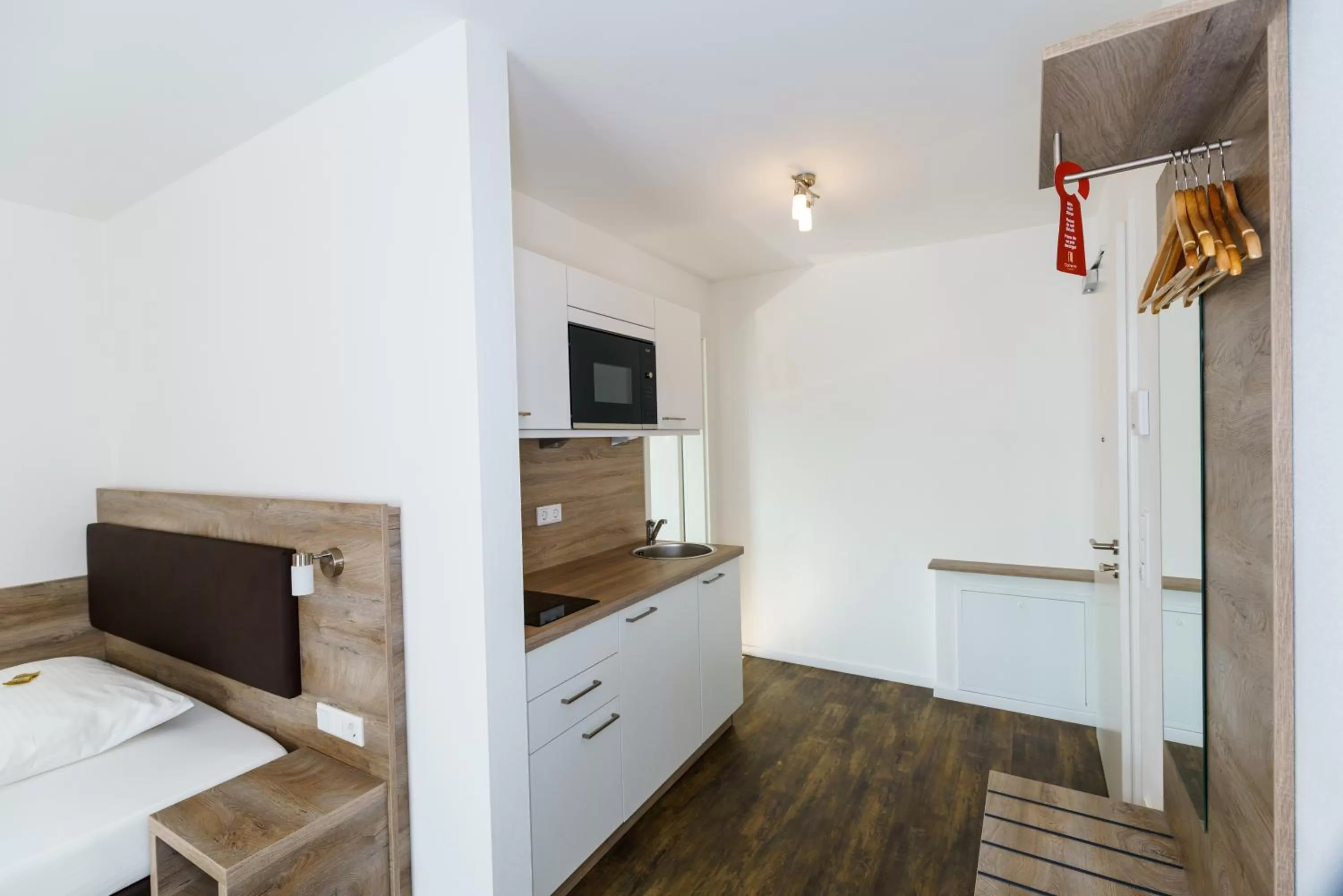 Photo of the whole room, Bed in Come IN Hotel