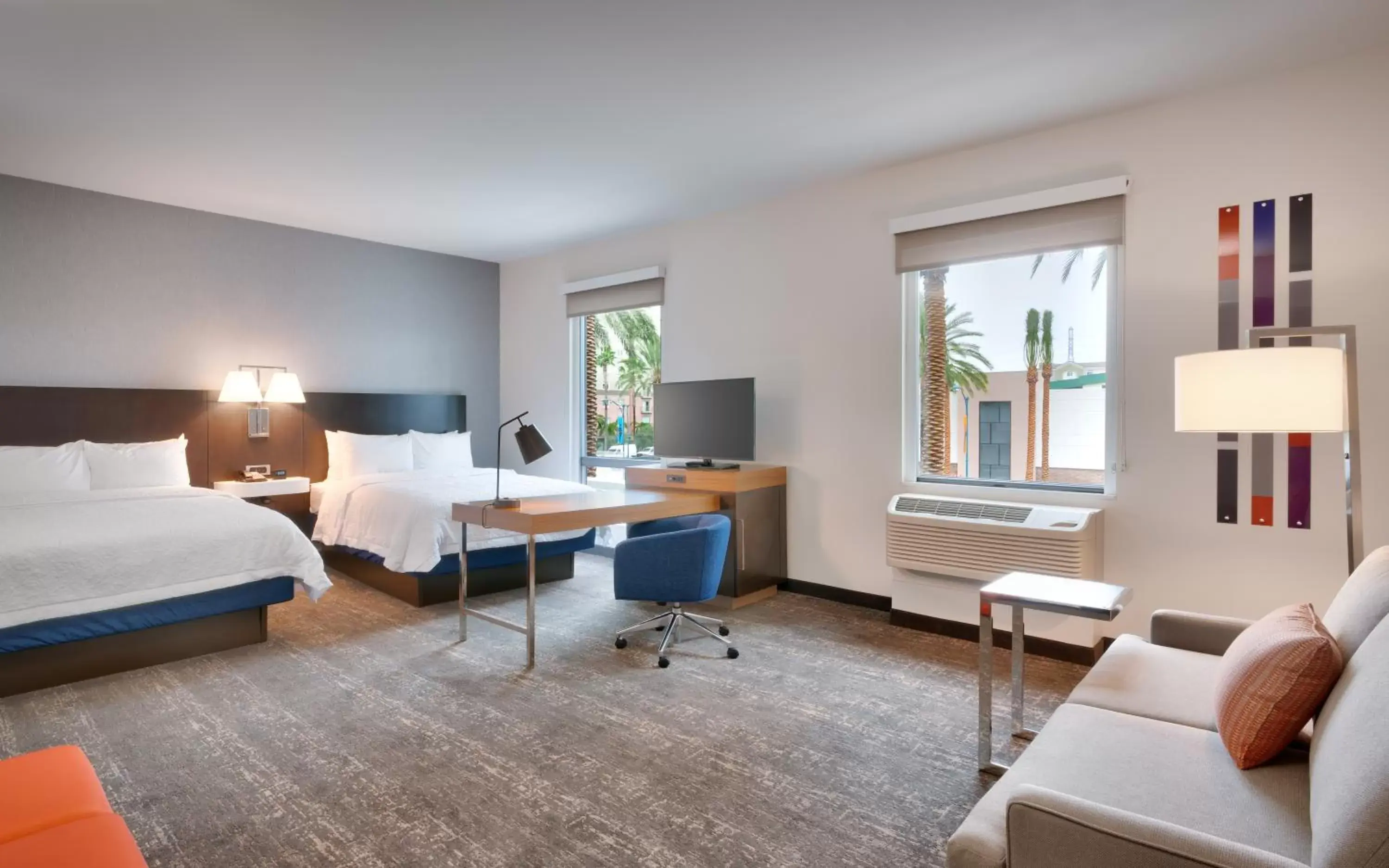 Bed in Hampton Inn & Suites Anaheim Resort Convention Center