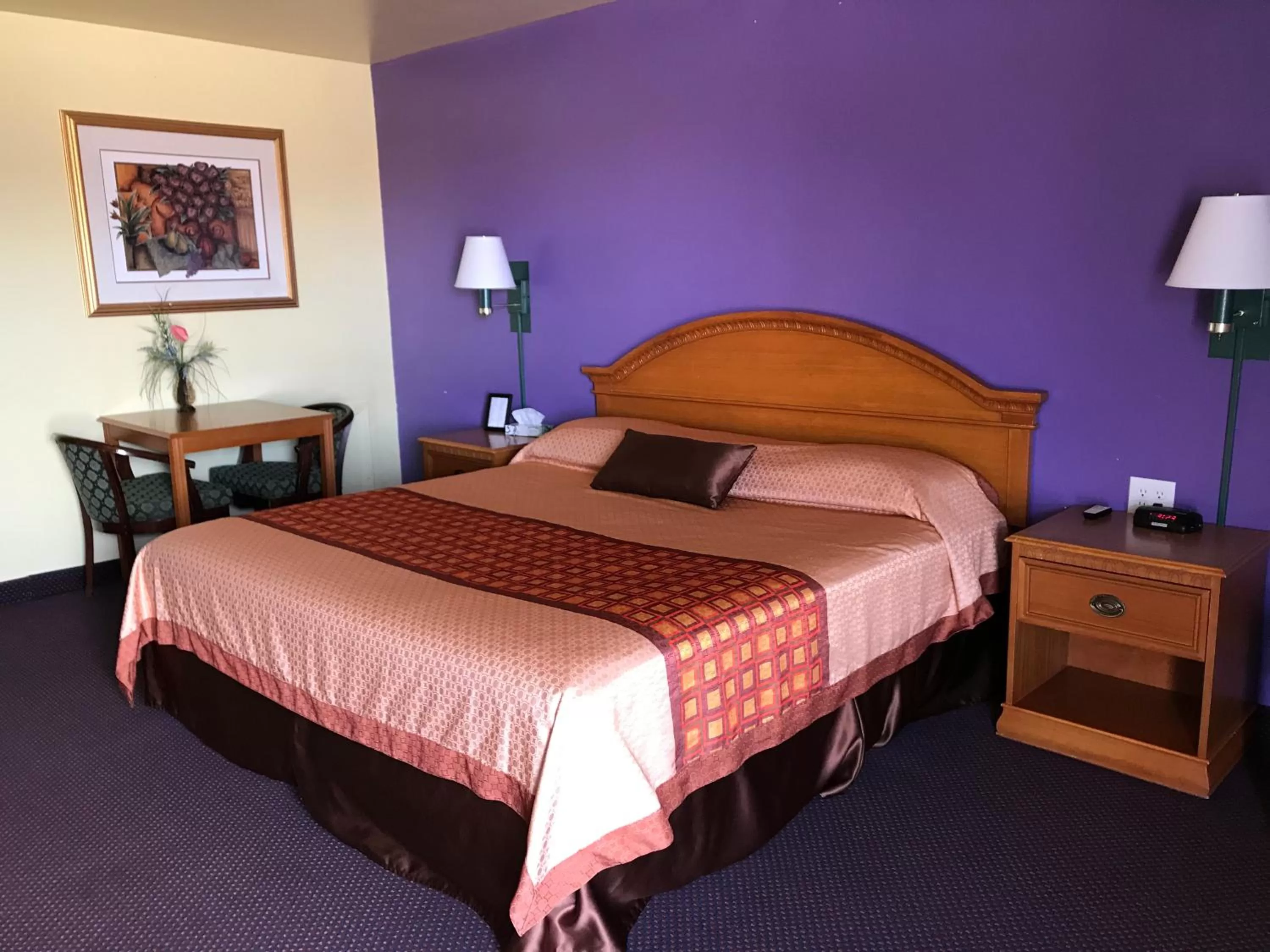 Photo of the whole room, Bed in Shamrock Country Inn