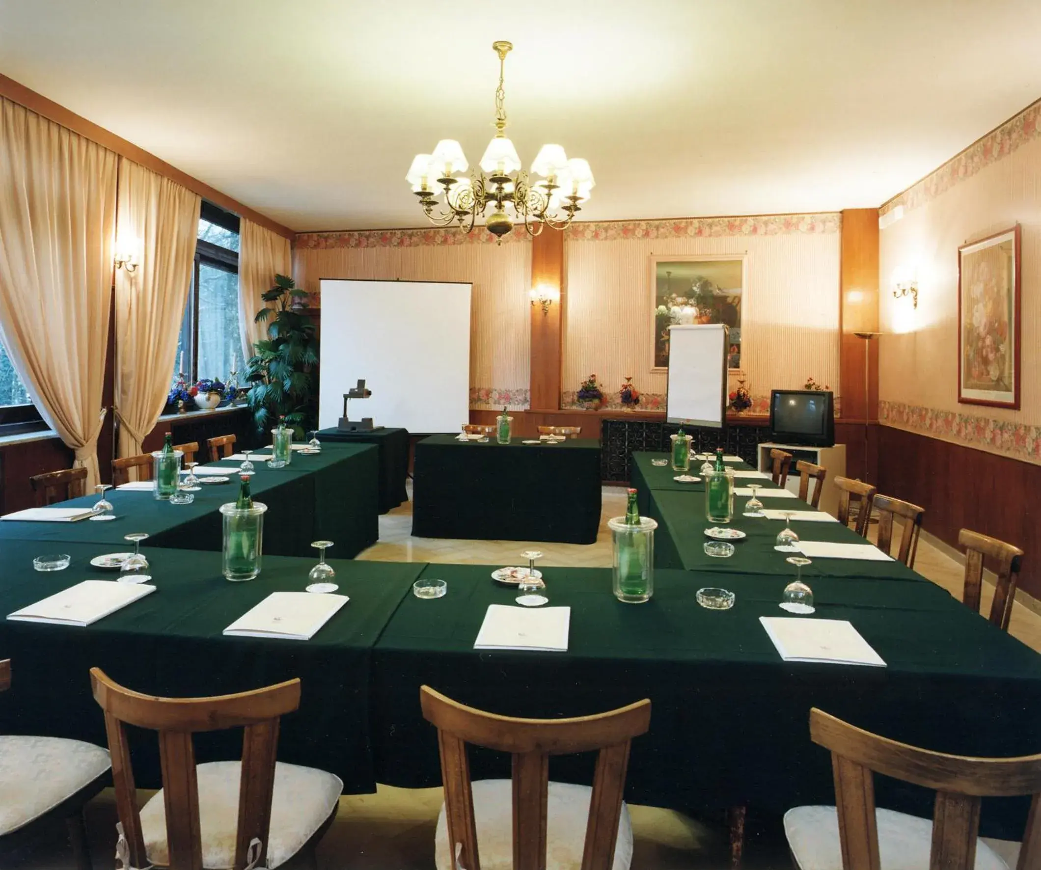 Business facilities in Miralago