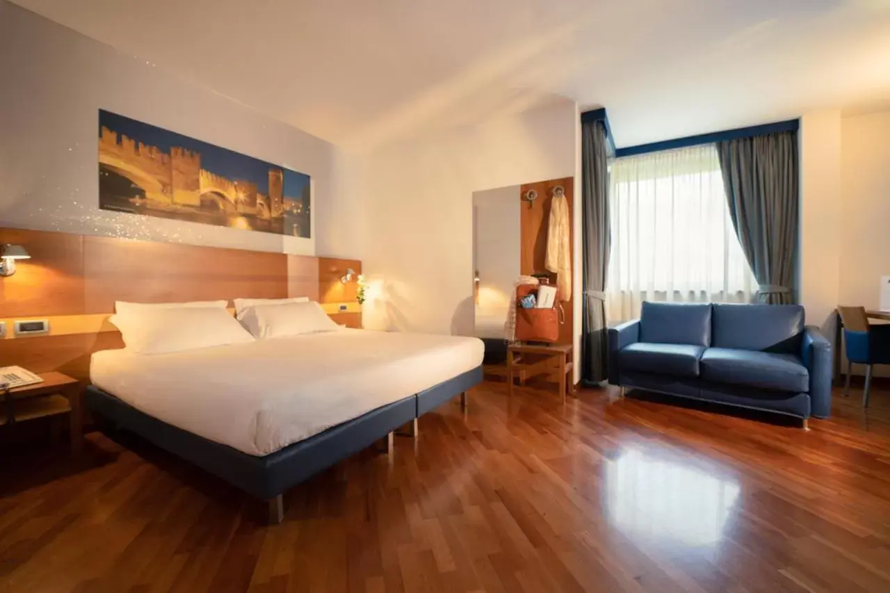 Bedroom, Bed in Hotel Fiera