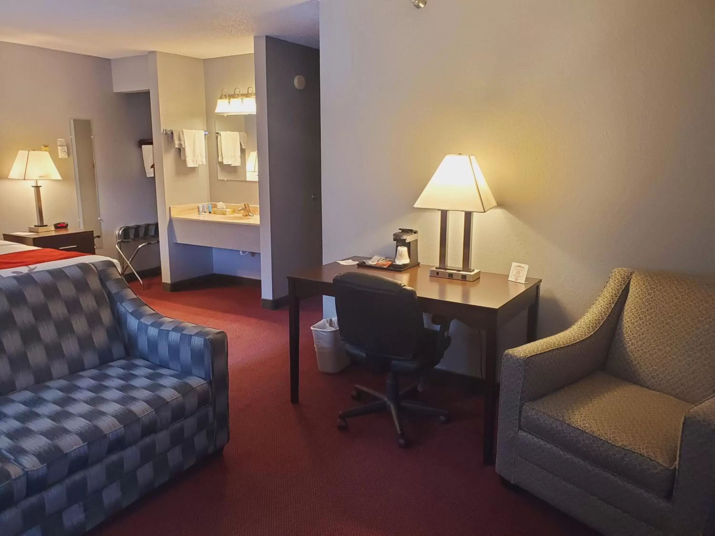 Bed, Seating Area in Blackstone Lodge and Suites