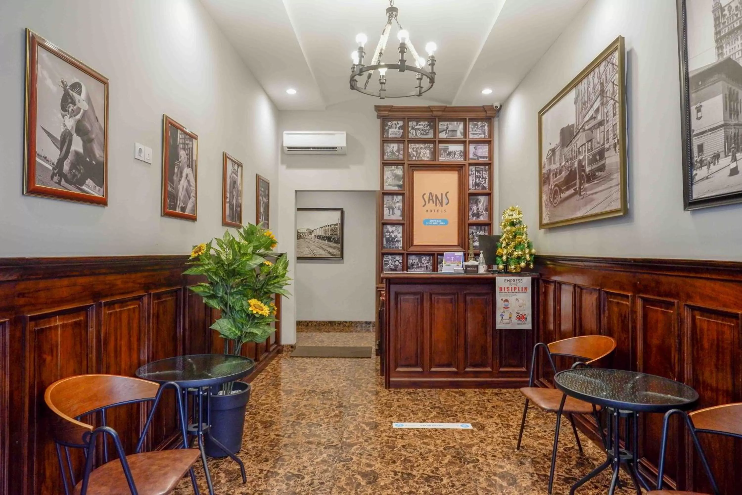 Lobby or reception in Sans Hotel Empress Simpang Lima