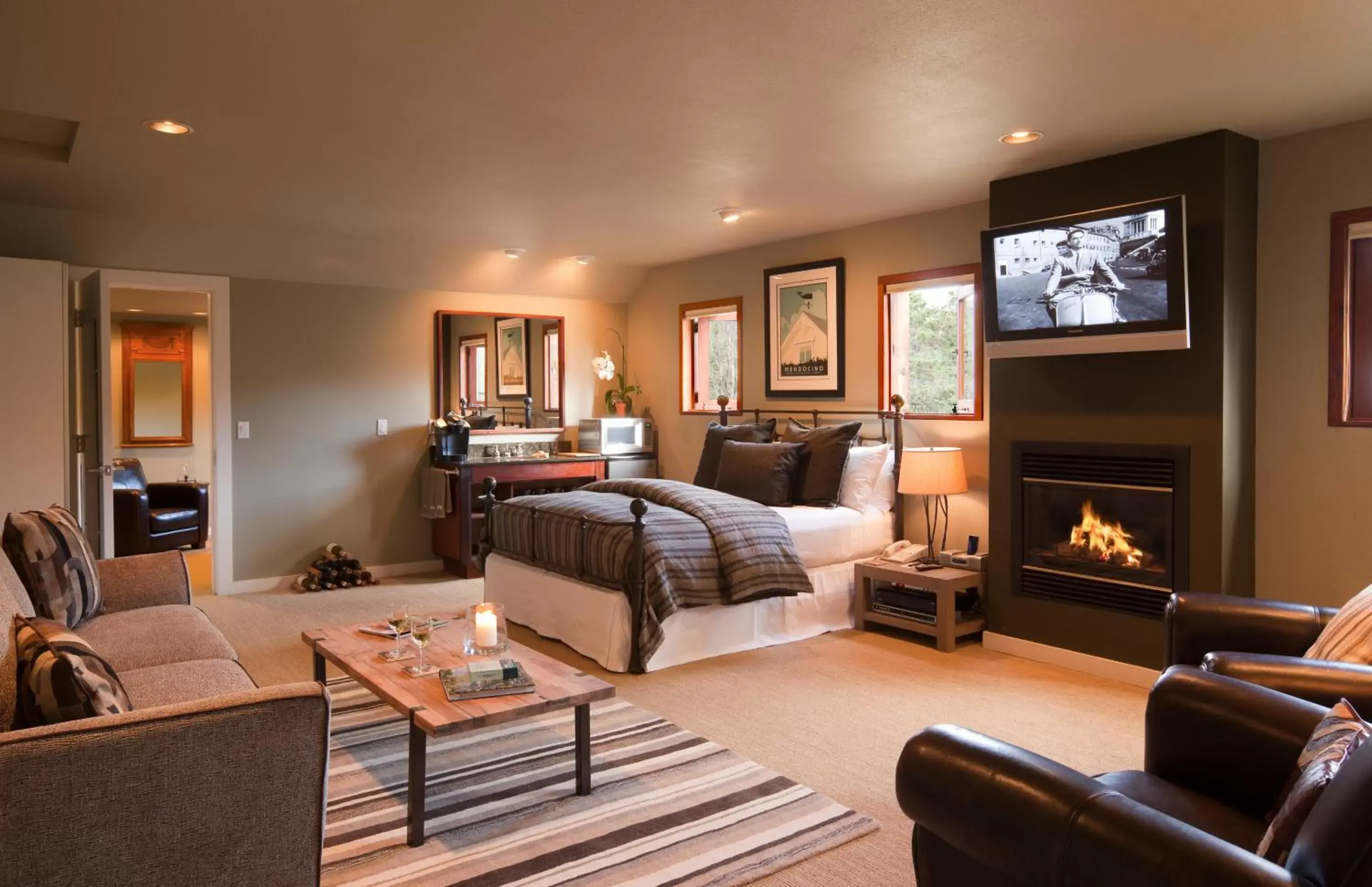 Bed, Seating Area in Brewery Gulch Inn